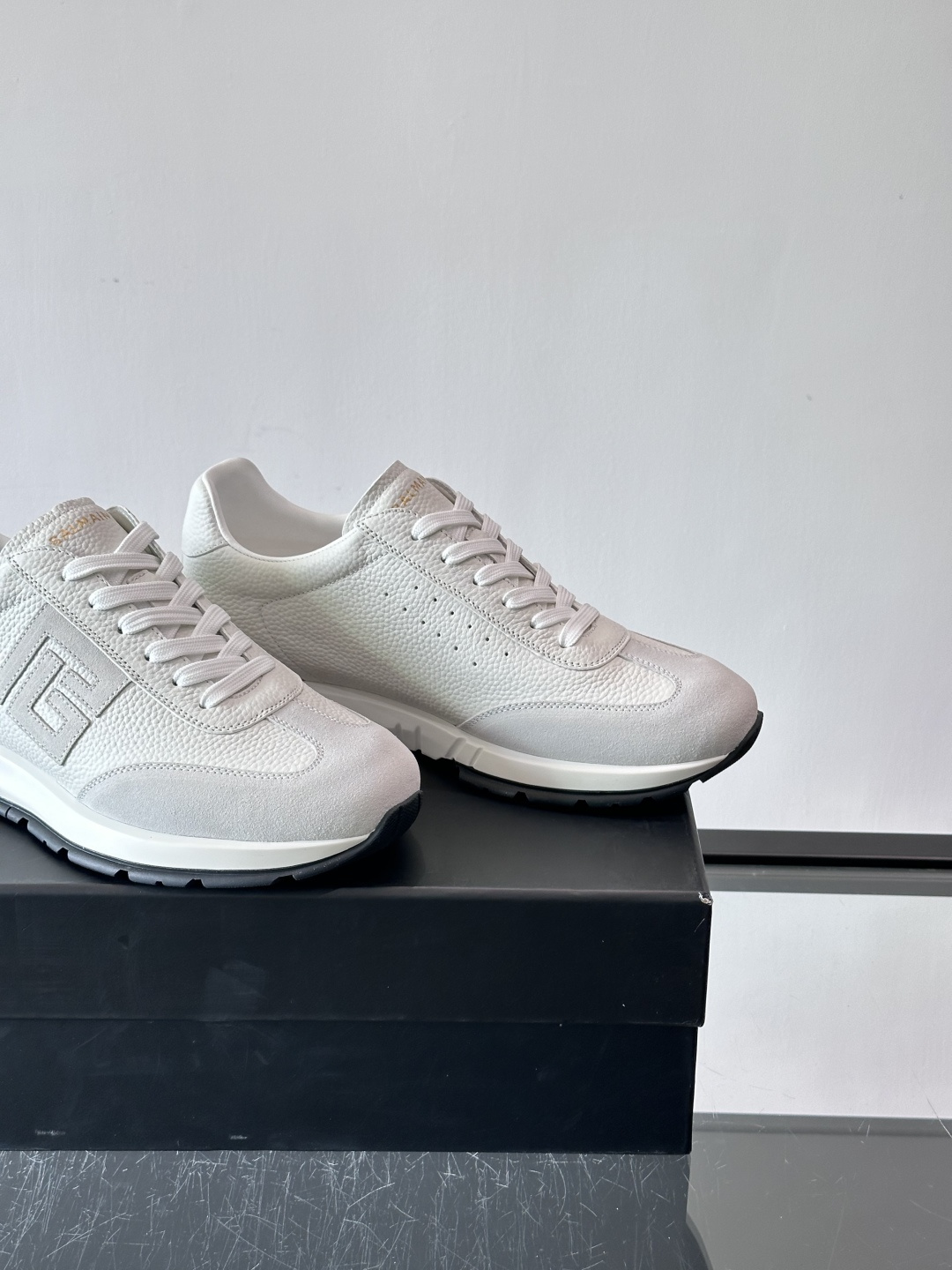 BALMAIN巴尔曼新款男士运动鞋，采用优质牛皮+麂皮拼接，质感细腻又耐用。侧面品牌标志超有辨识度，厚底