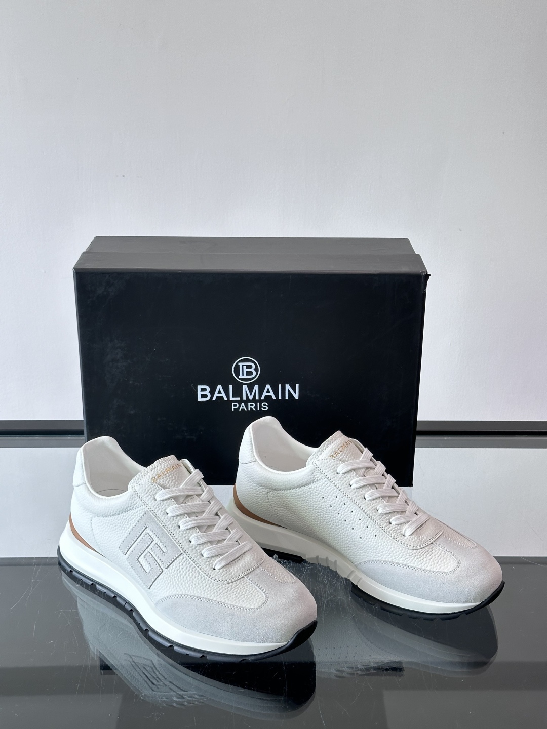 BALMAIN巴尔曼新款男士运动鞋，采用优质牛皮+麂皮拼接，质感细腻又耐用。侧面品牌标志超有辨识度，厚底