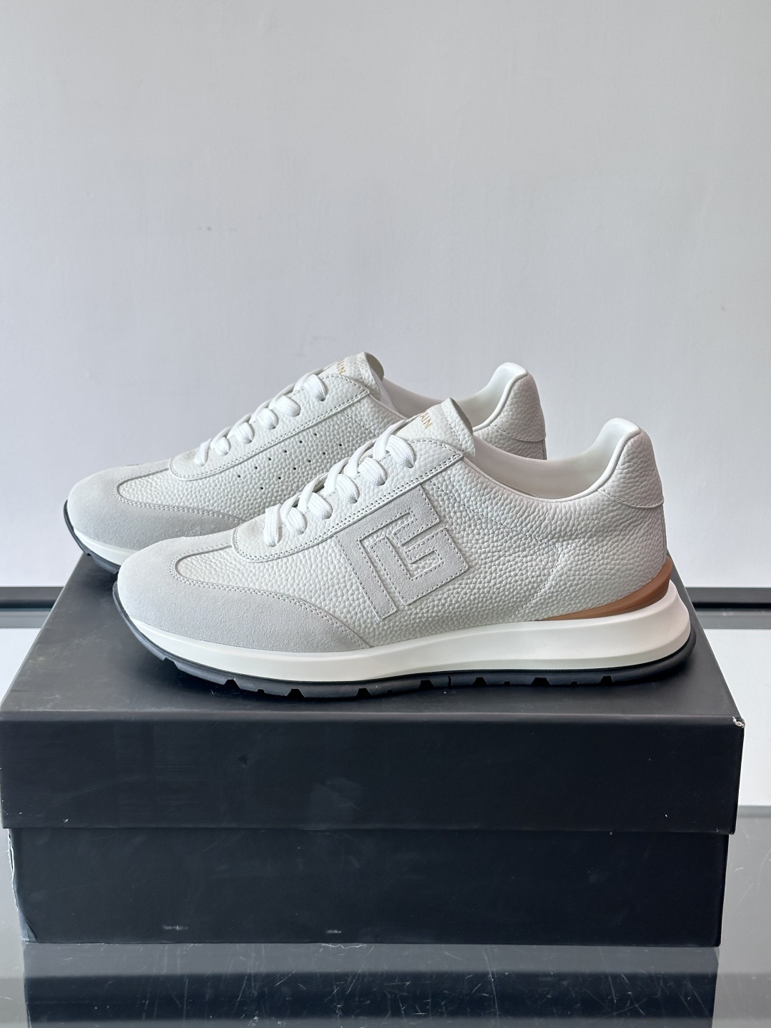 BALMAIN巴尔曼新款男士运动鞋，采用优质牛皮+麂皮拼接，质感细腻又耐用。侧面品牌标志超有辨识度，厚底