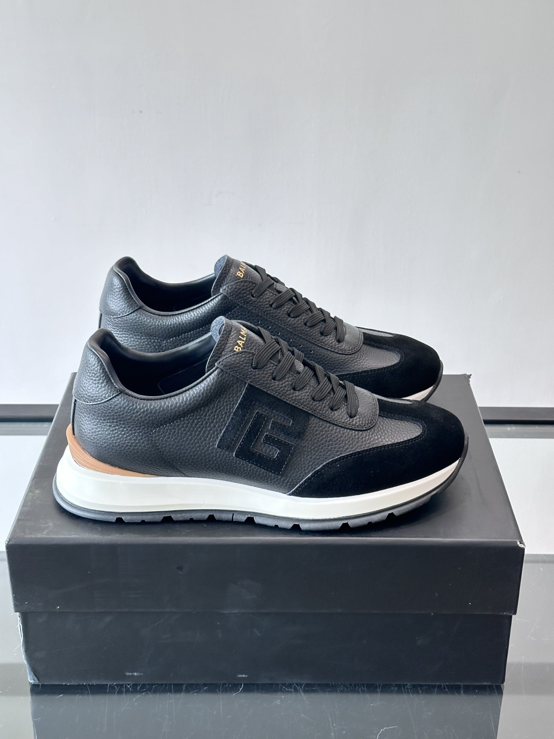 BALMAIN巴尔曼新款男士运动鞋，采用优质牛皮+麂皮拼接，质感细腻又耐用。侧面品牌标志超有辨识度，厚底