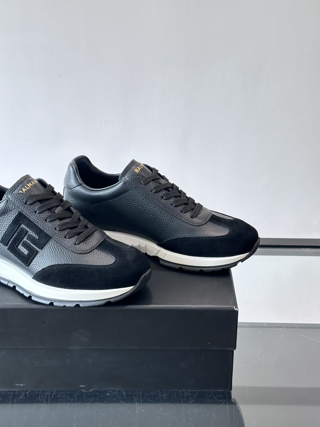BALMAIN巴尔曼新款男士运动鞋，采用优质牛皮+麂皮拼接，质感细腻又耐用。侧面品牌标志超有辨识度，厚底