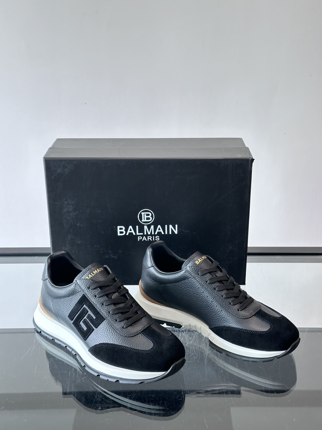 BALMAIN巴尔曼新款男士运动鞋，采用优质牛皮+麂皮拼接，质感细腻又耐用。侧面品牌标志超有辨识度，厚底