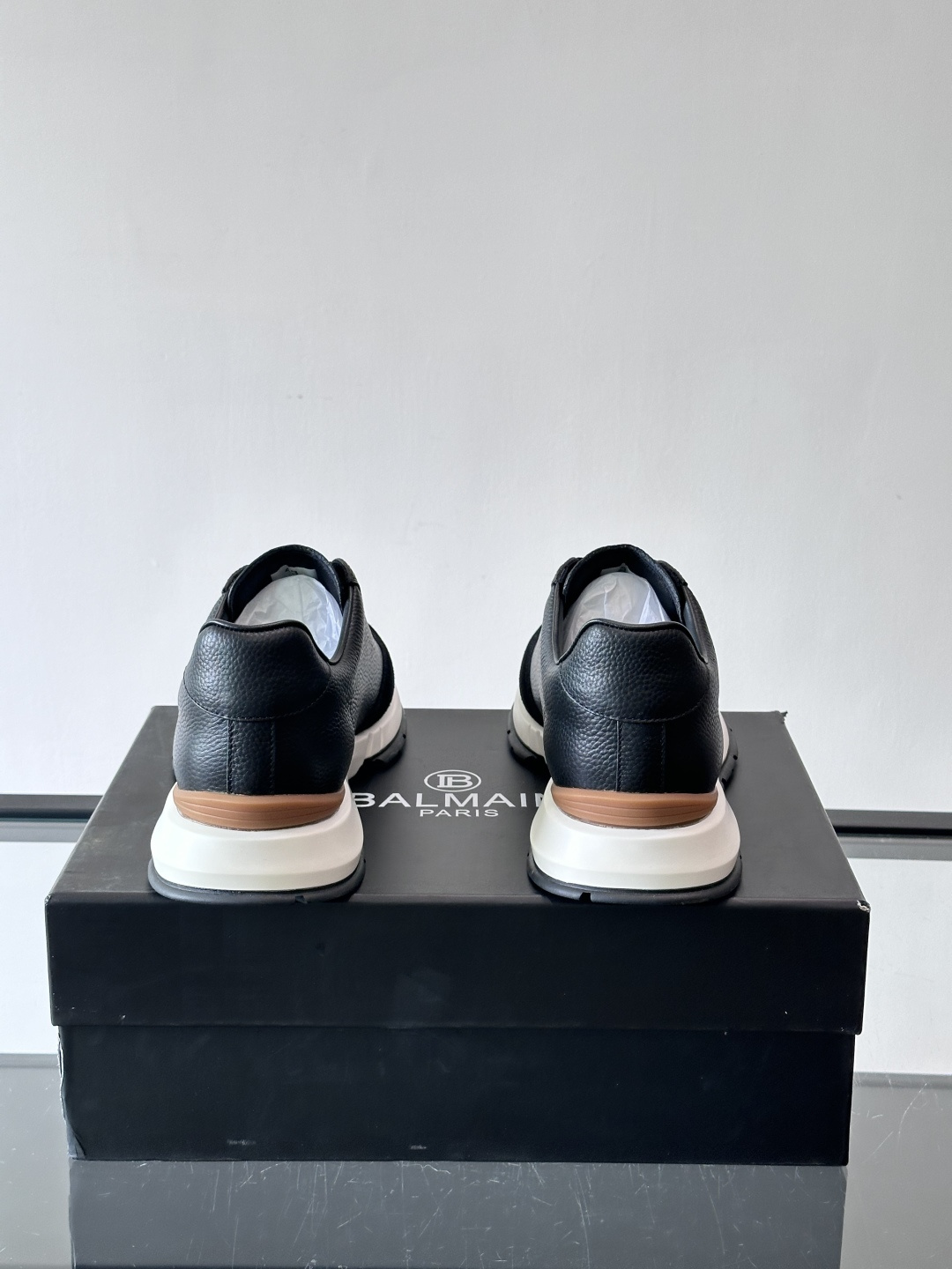 BALMAIN巴尔曼新款男士运动鞋，采用优质牛皮+麂皮拼接，质感细腻又耐用。侧面品牌标志超有辨识度，厚底