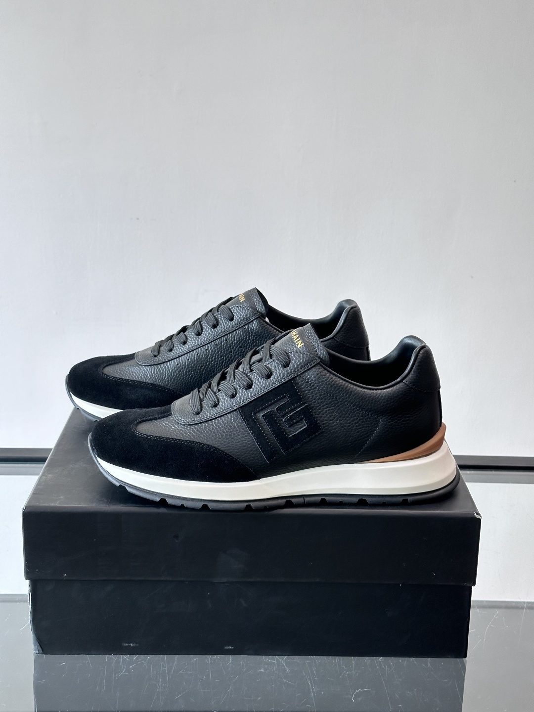 BALMAIN巴尔曼新款男士运动鞋，采用优质牛皮+麂皮拼接，质感细腻又耐用。侧面品牌标志超有辨识度，厚底