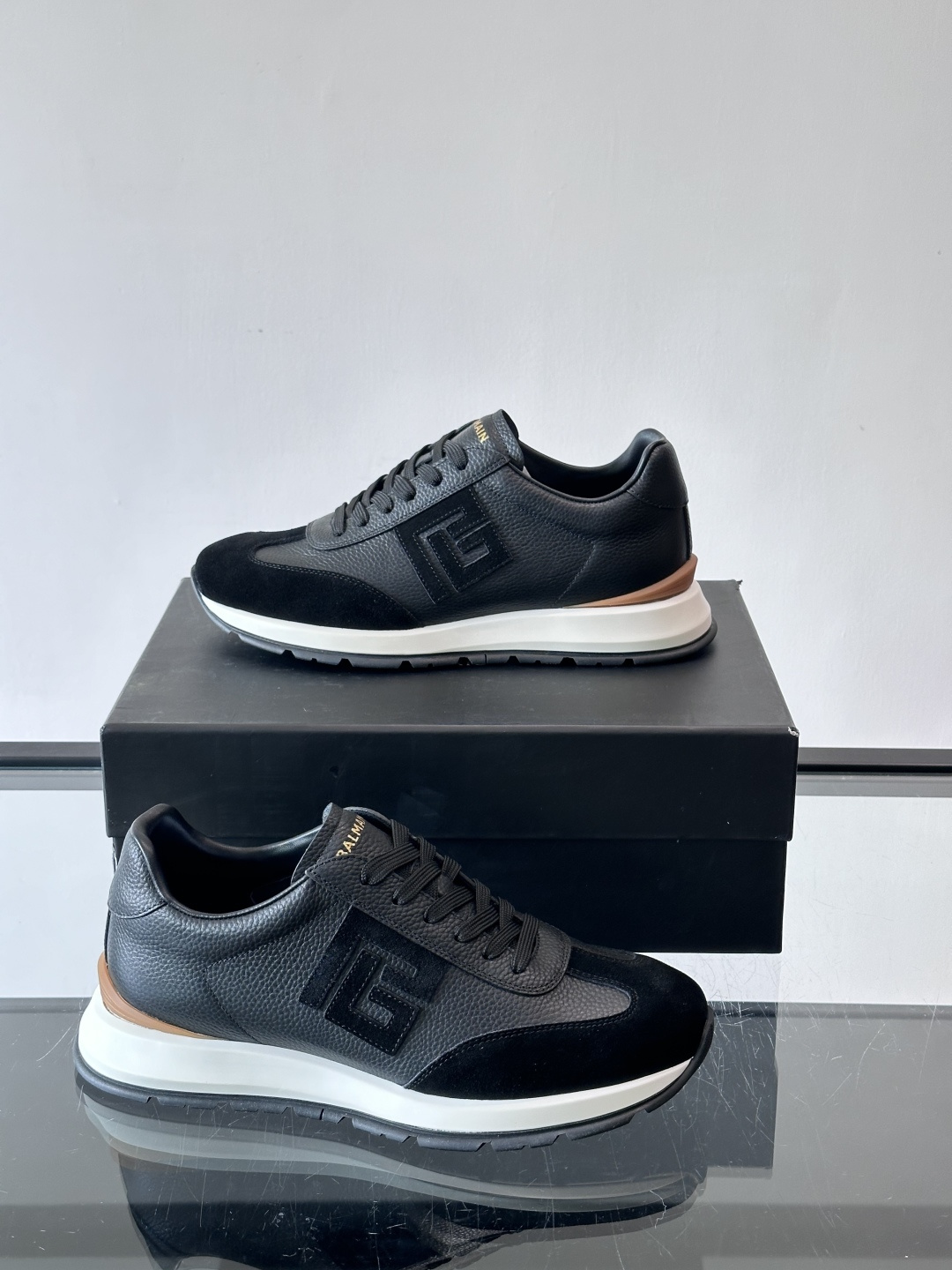 BALMAIN巴尔曼新款男士运动鞋，采用优质牛皮+麂皮拼接，质感细腻又耐用。侧面品牌标志超有辨识度，厚底