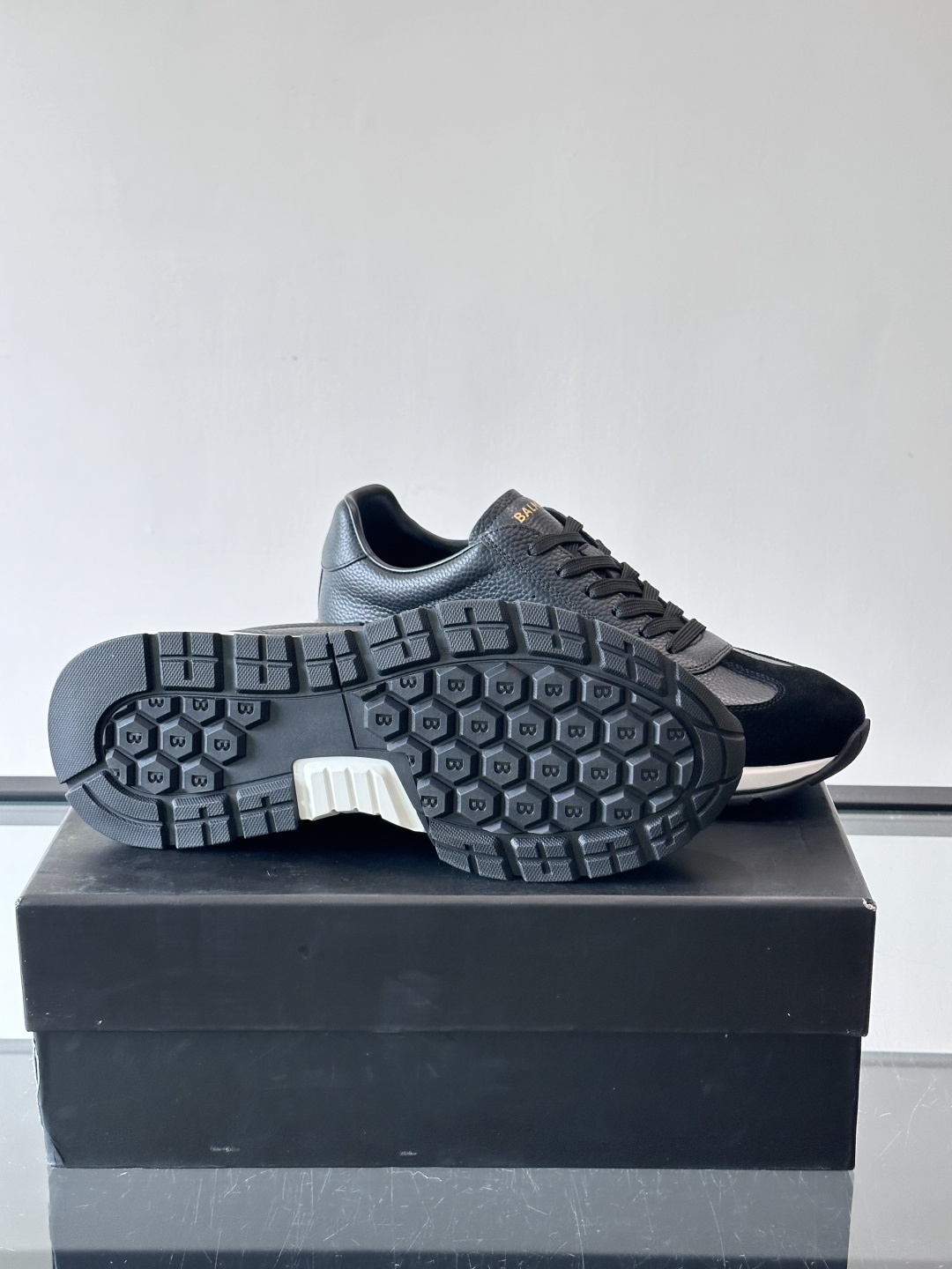 BALMAIN巴尔曼新款男士运动鞋，采用优质牛皮+麂皮拼接，质感细腻又耐用。侧面品牌标志超有辨识度，厚底