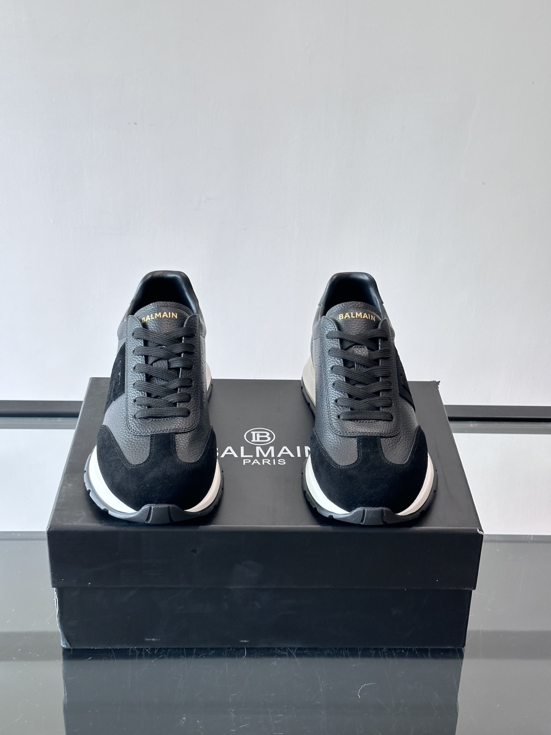 BALMAIN巴尔曼新款男士运动鞋，采用优质牛皮+麂皮拼接，质感细腻又耐用。侧面品牌标志超有辨识度，厚底
