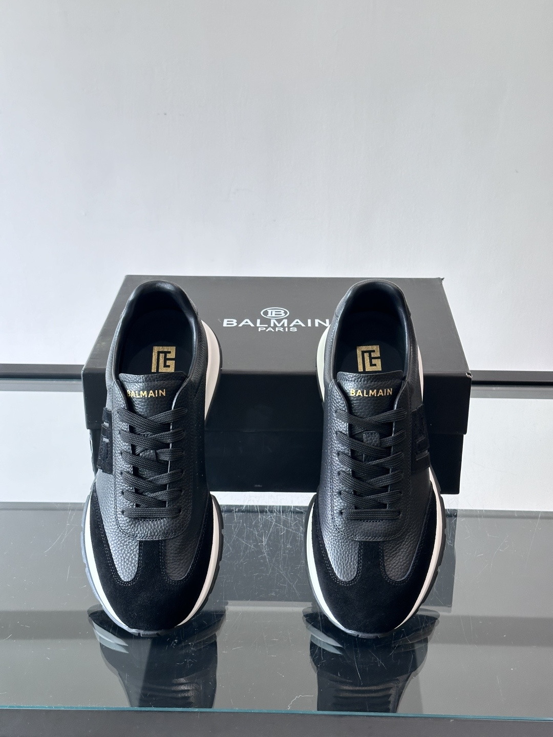 BALMAIN巴尔曼新款男士运动鞋，采用优质牛皮+麂皮拼接，质感细腻又耐用。侧面品牌标志超有辨识度，厚底