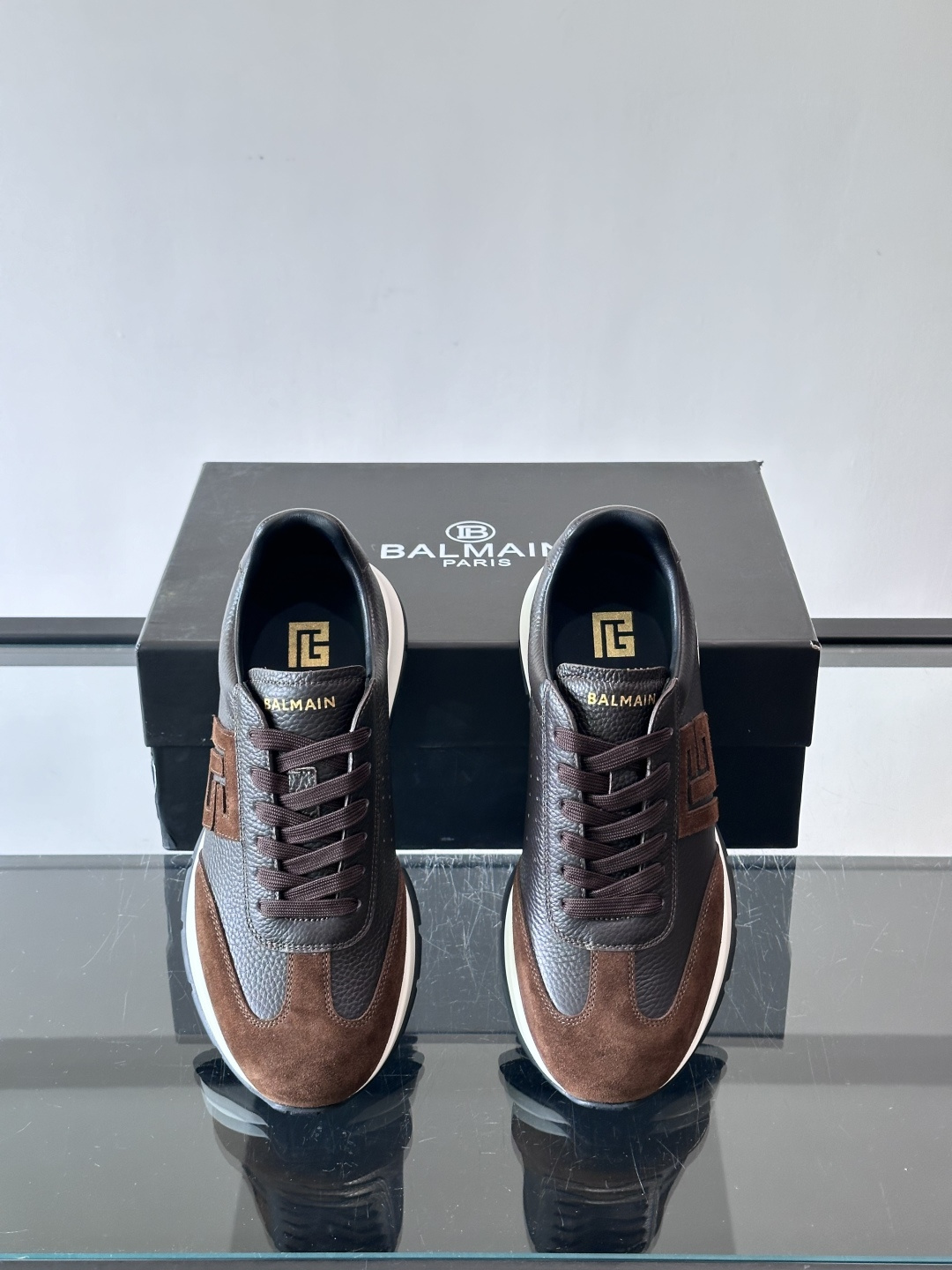 BALMAIN巴尔曼新款男士运动鞋，采用优质牛皮+麂皮拼接，质感细腻又耐用。侧面品牌标志超有辨识度，厚底