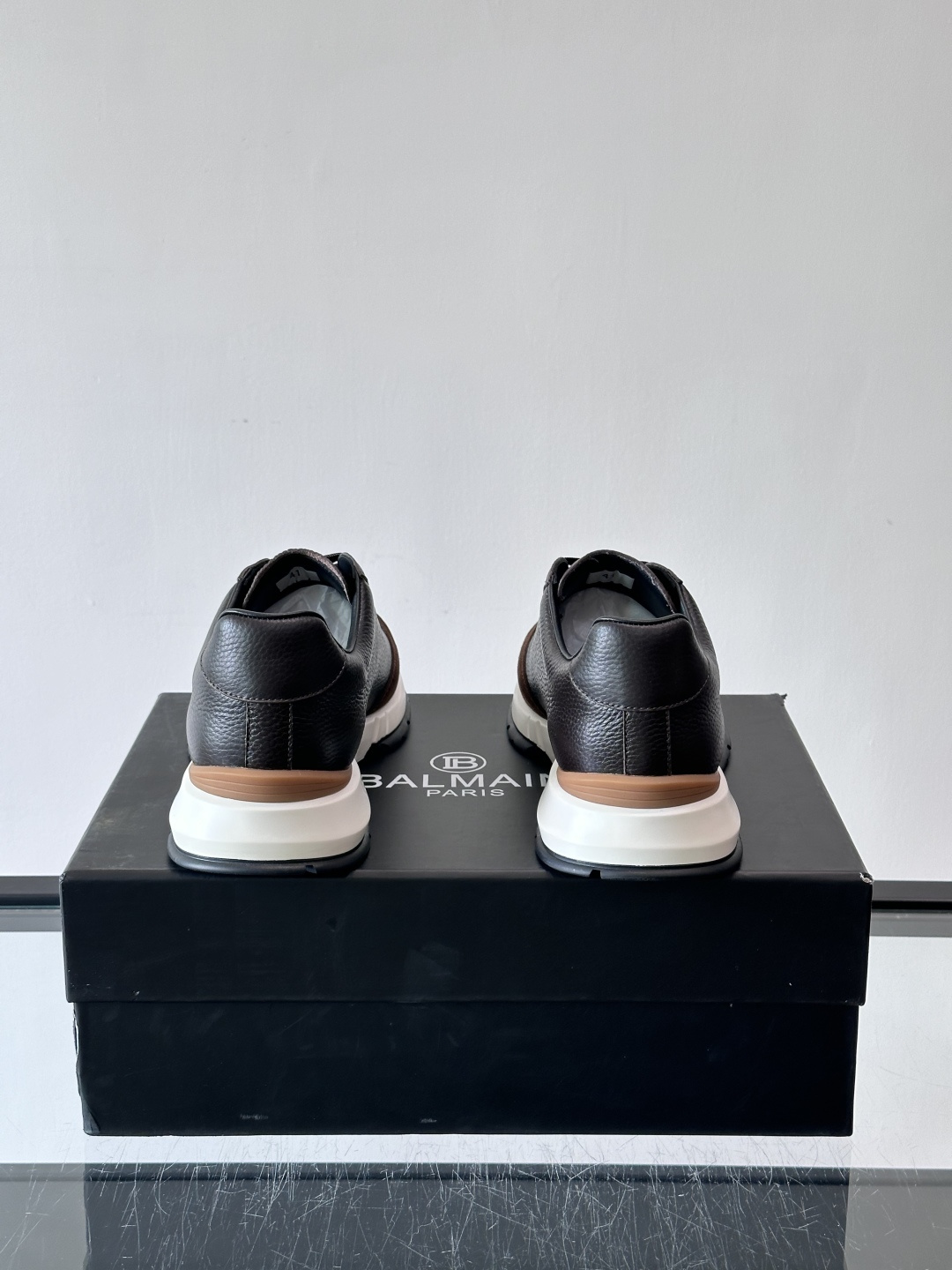 BALMAIN巴尔曼新款男士运动鞋，采用优质牛皮+麂皮拼接，质感细腻又耐用。侧面品牌标志超有辨识度，厚底