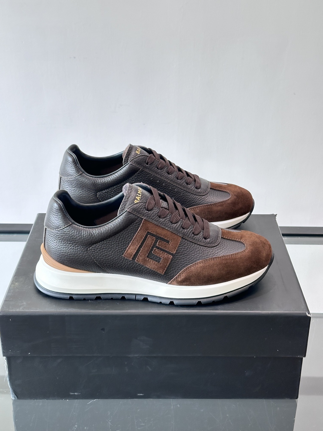 BALMAIN巴尔曼新款男士运动鞋，采用优质牛皮+麂皮拼接，质感细腻又耐用。侧面品牌标志超有辨识度，厚底