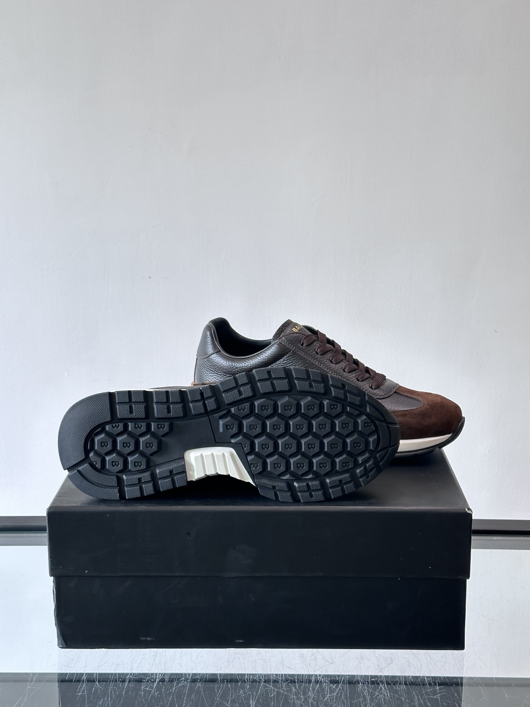 BALMAIN巴尔曼新款男士运动鞋，采用优质牛皮+麂皮拼接，质感细腻又耐用。侧面品牌标志超有辨识度，厚底