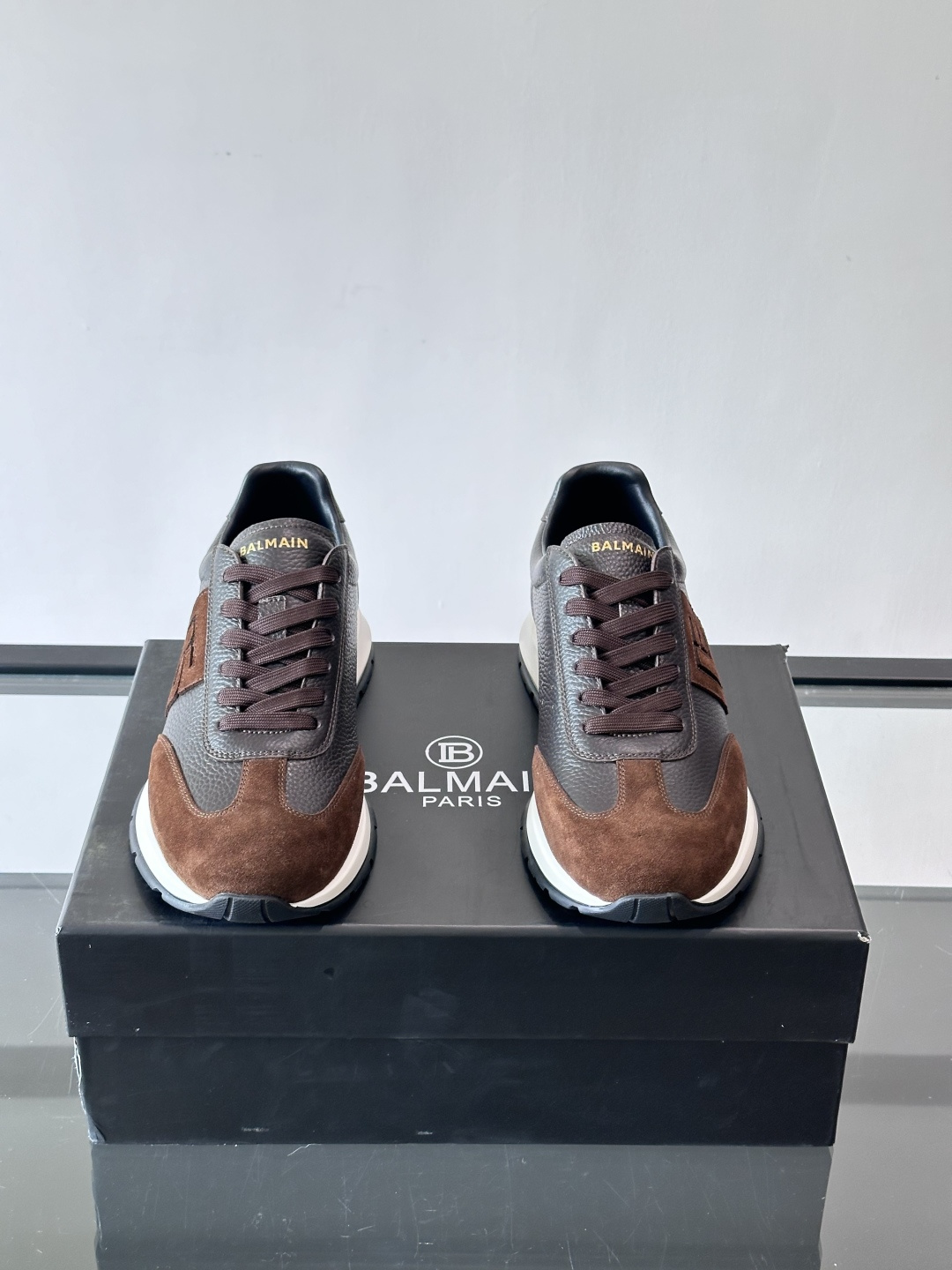 BALMAIN巴尔曼新款男士运动鞋，采用优质牛皮+麂皮拼接，质感细腻又耐用。侧面品牌标志超有辨识度，厚底