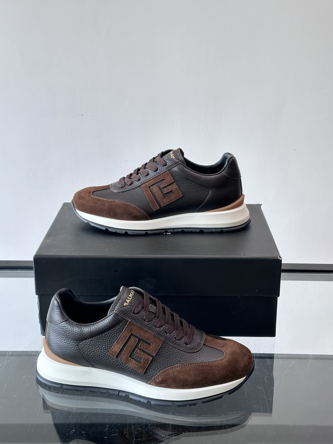 BALMAIN巴尔曼新款男士运动鞋，采用优质牛皮+麂皮拼接，质感细腻又耐用。侧面品牌标志超有辨识度，厚底