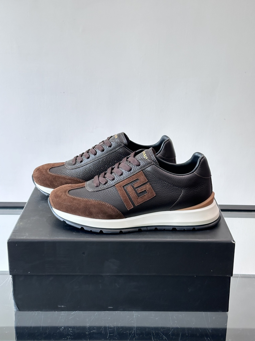 BALMAIN巴尔曼新款男士运动鞋，采用优质牛皮+麂皮拼接，质感细腻又耐用。侧面品牌标志超有辨识度，厚底