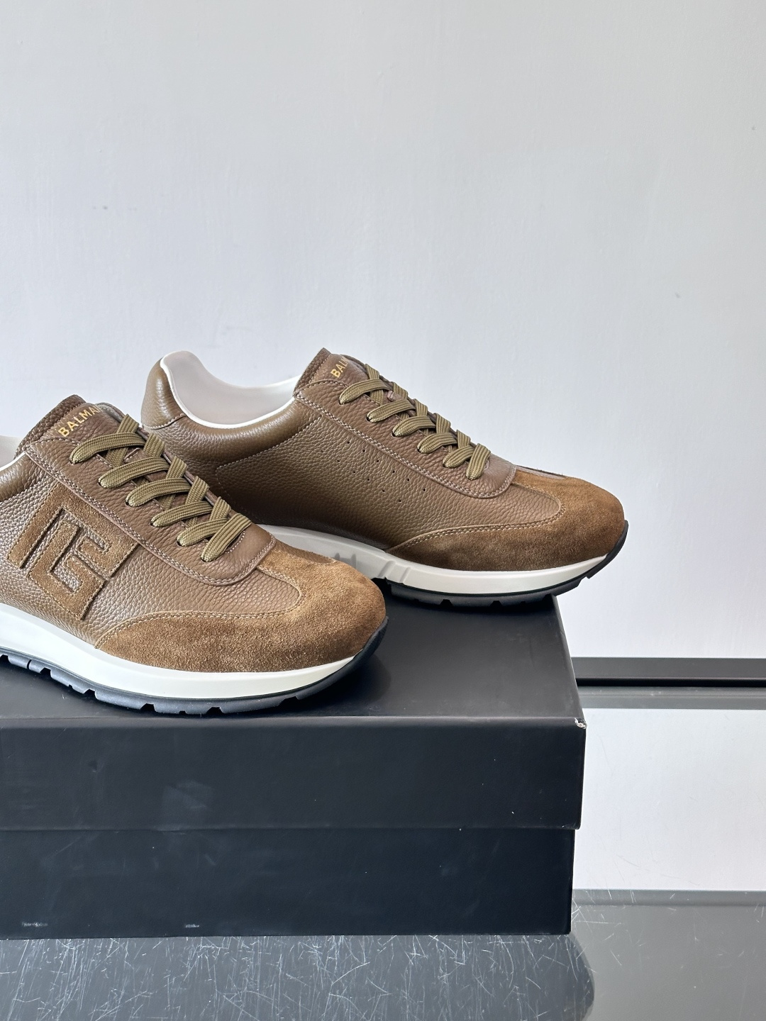 BALMAIN巴尔曼新款男士运动鞋，采用优质牛皮+麂皮拼接，质感细腻又耐用。侧面品牌标志超有辨识度，厚底
