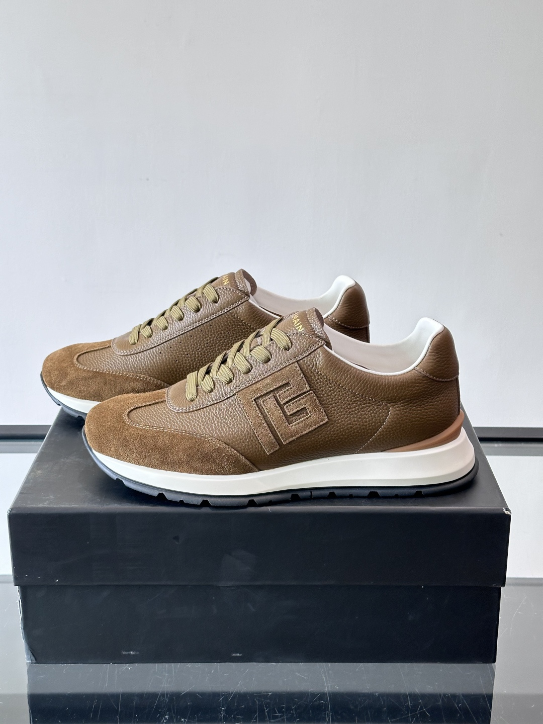 BALMAIN巴尔曼新款男士运动鞋，采用优质牛皮+麂皮拼接，质感细腻又耐用。侧面品牌标志超有辨识度，厚底