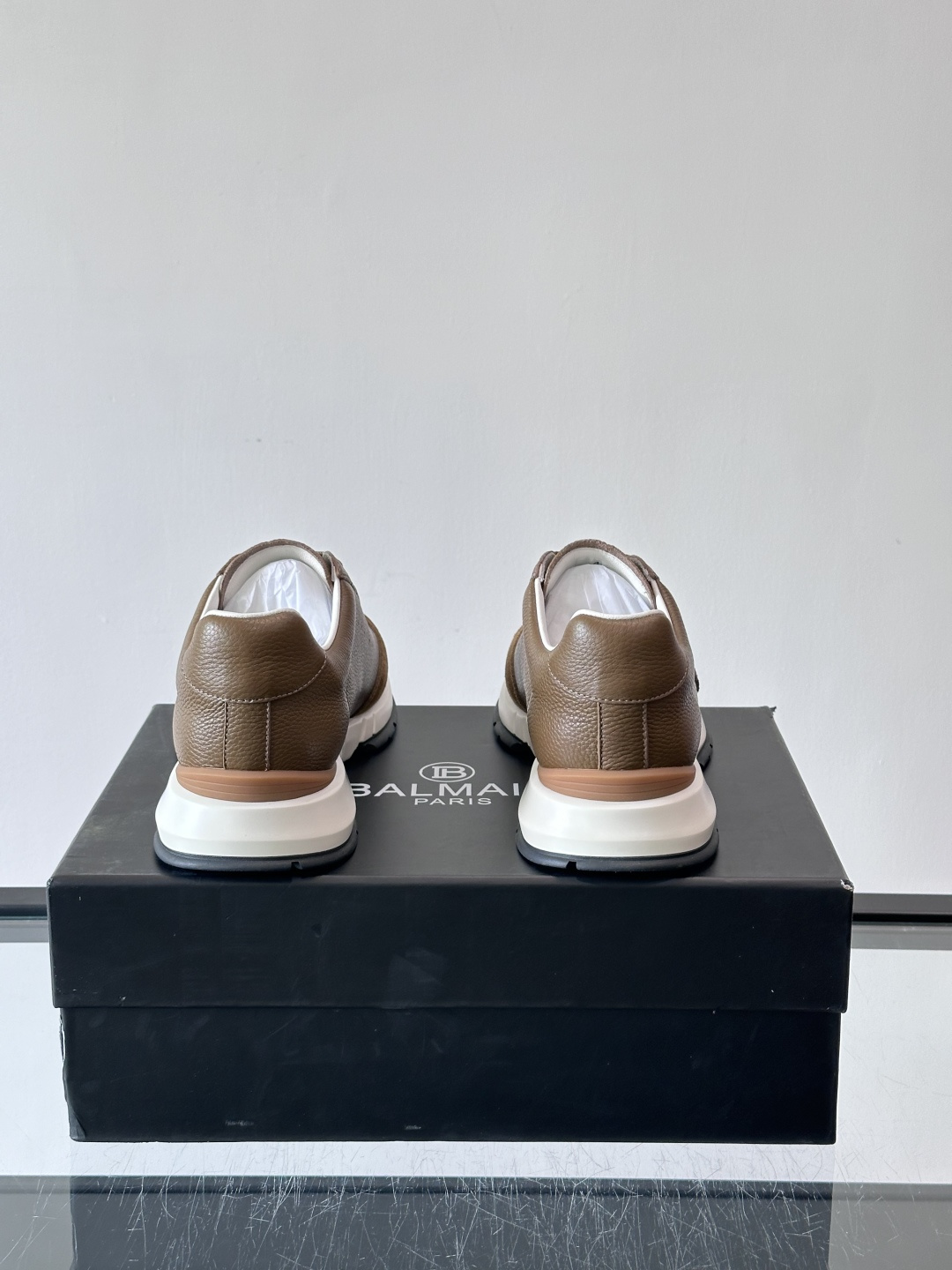 BALMAIN巴尔曼新款男士运动鞋，采用优质牛皮+麂皮拼接，质感细腻又耐用。侧面品牌标志超有辨识度，厚底