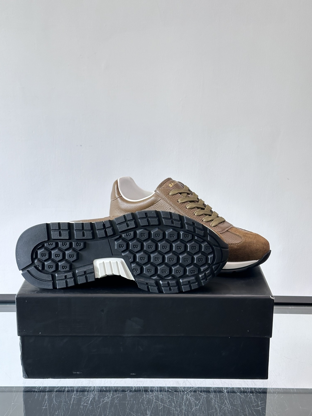 BALMAIN巴尔曼新款男士运动鞋，采用优质牛皮+麂皮拼接，质感细腻又耐用。侧面品牌标志超有辨识度，厚底