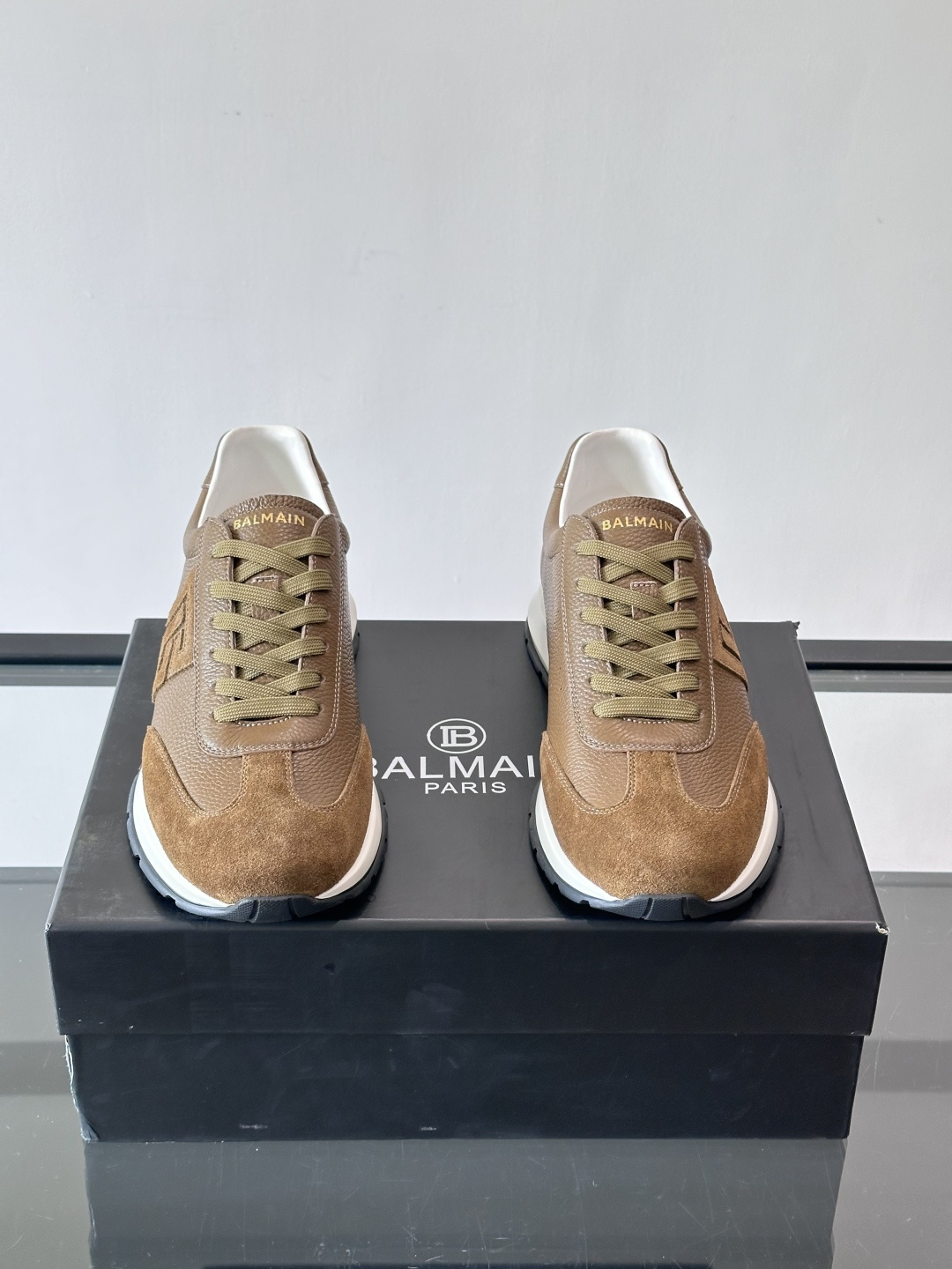 BALMAIN巴尔曼新款男士运动鞋，采用优质牛皮+麂皮拼接，质感细腻又耐用。侧面品牌标志超有辨识度，厚底
