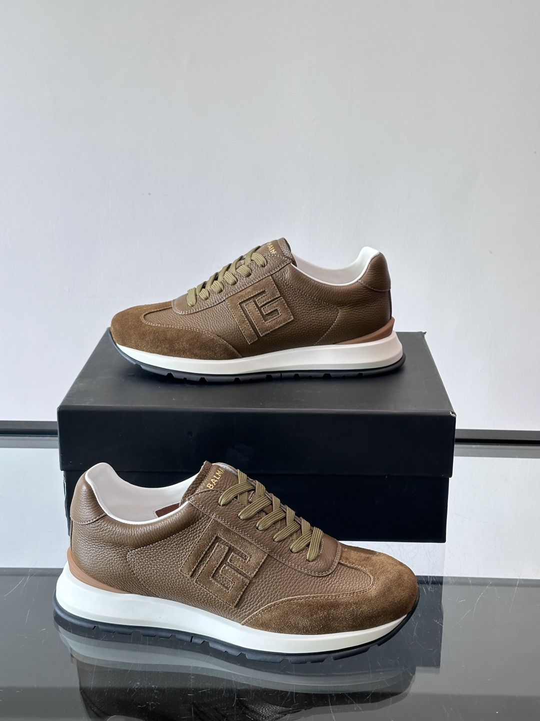 BALMAIN巴尔曼新款男士运动鞋，采用优质牛皮+麂皮拼接，质感细腻又耐用。侧面品牌标志超有辨识度，厚底