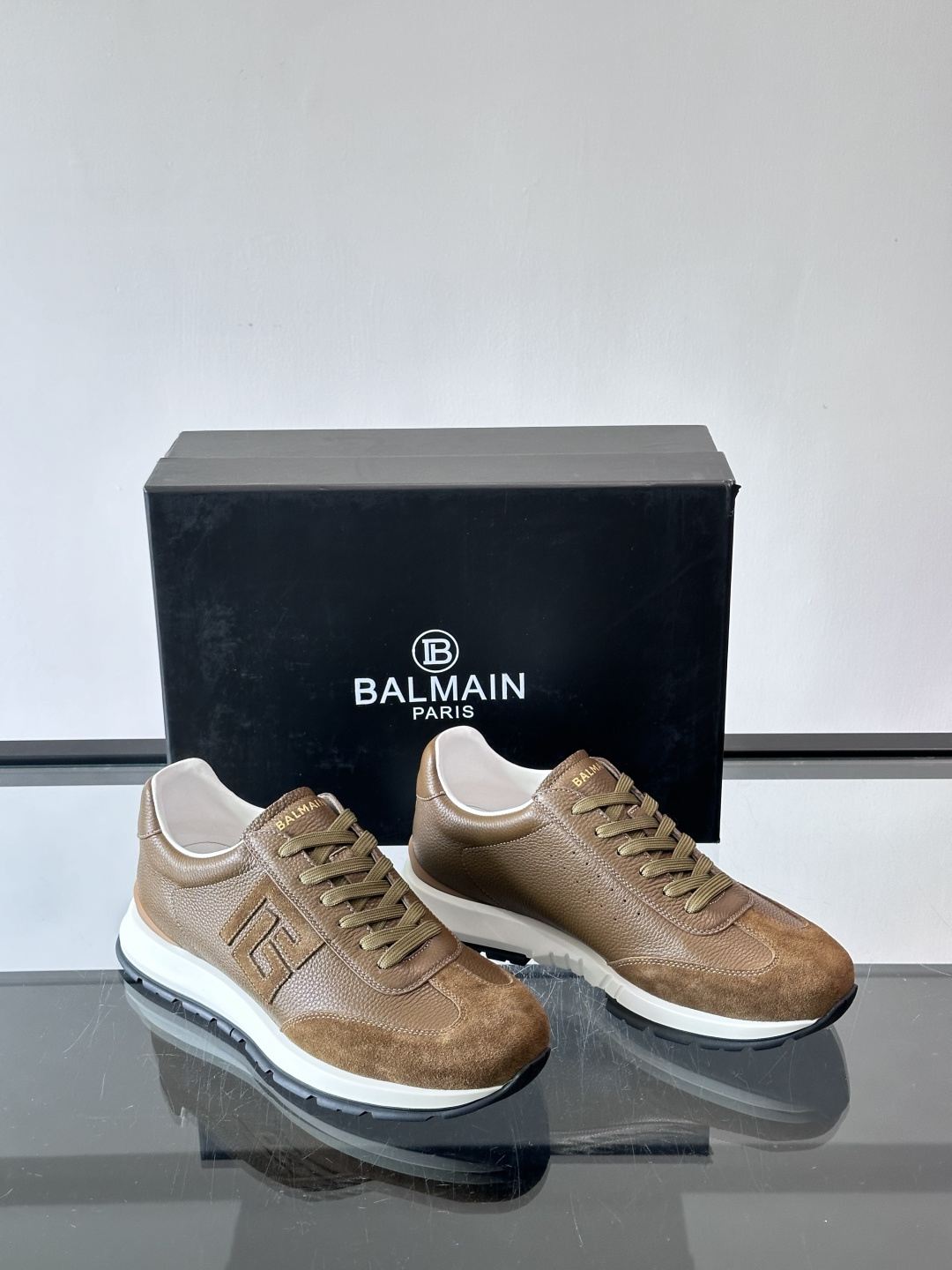 BALMAIN巴尔曼新款男士运动鞋，采用优质牛皮+麂皮拼接，质感细腻又耐用。侧面品牌标志超有辨识度，厚底