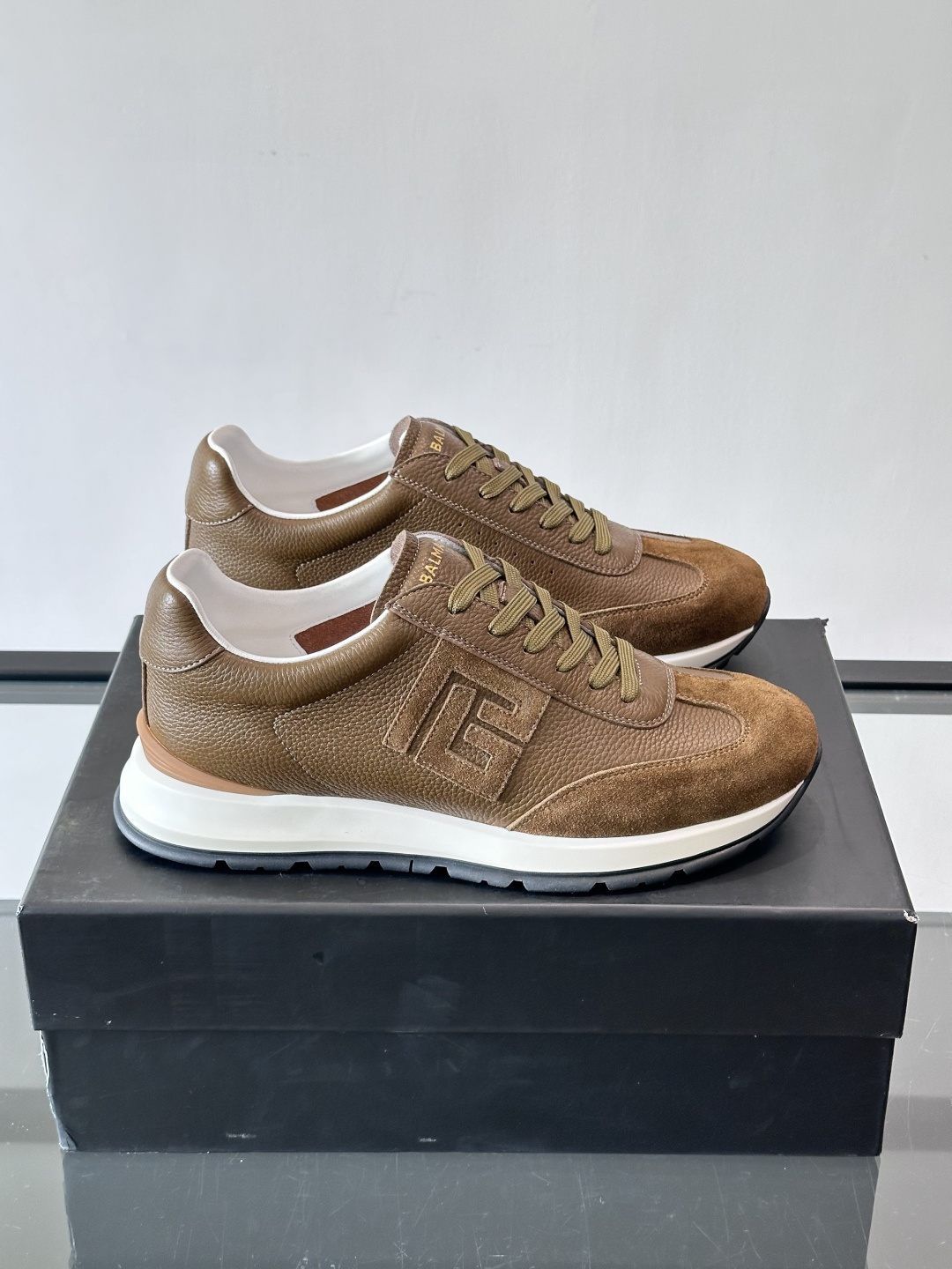 BALMAIN巴尔曼新款男士运动鞋，采用优质牛皮+麂皮拼接，质感细腻又耐用。侧面品牌标志超有辨识度，厚底