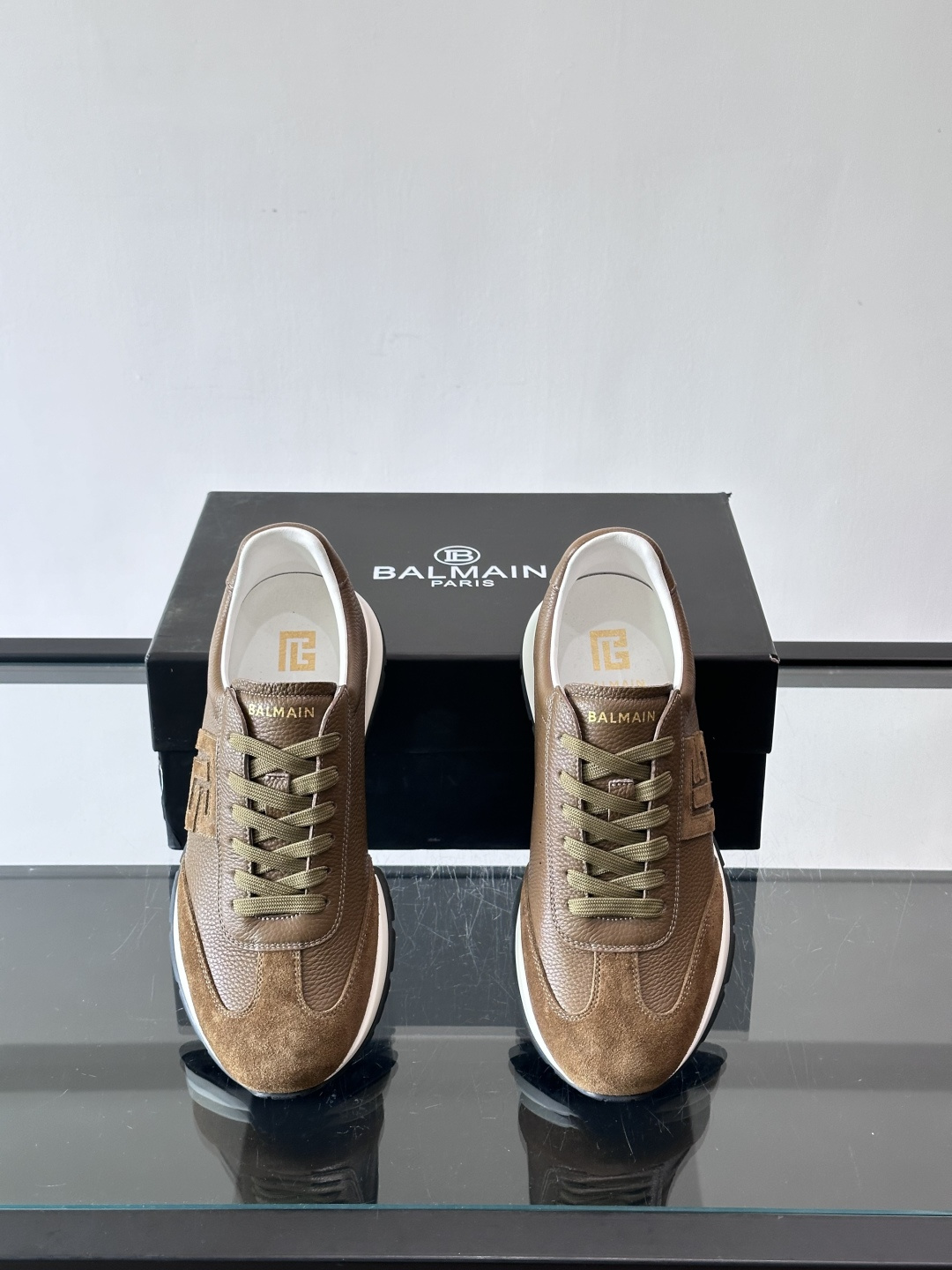 BALMAIN巴尔曼新款男士运动鞋，采用优质牛皮+麂皮拼接，质感细腻又耐用。侧面品牌标志超有辨识度，厚底