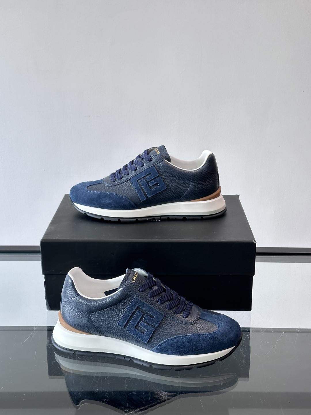 BALMAIN巴尔曼新款男士运动鞋，采用优质牛皮+麂皮拼接，质感细腻又耐用。侧面品牌标志超有辨识度，厚底