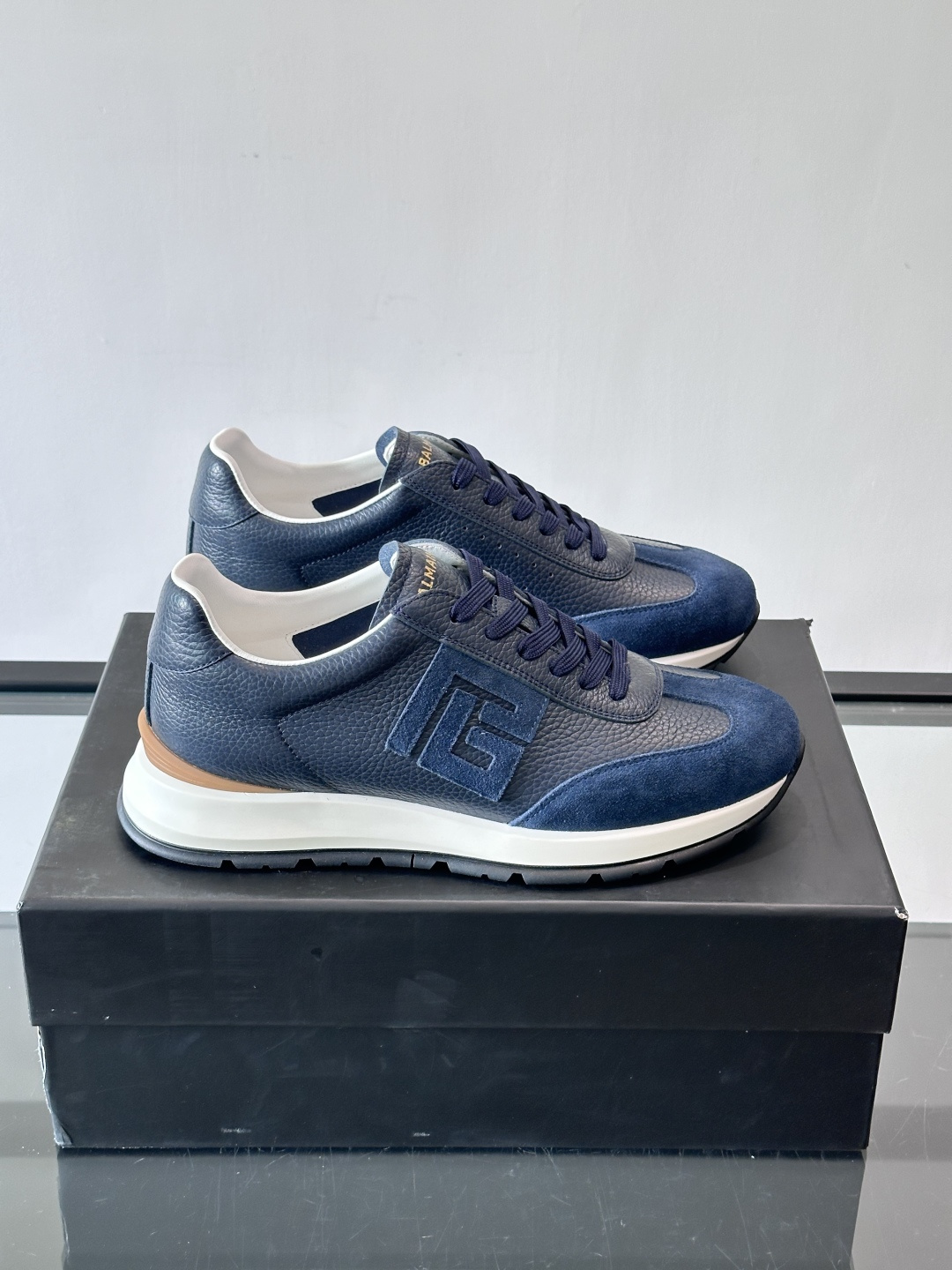 BALMAIN巴尔曼新款男士运动鞋，采用优质牛皮+麂皮拼接，质感细腻又耐用。侧面品牌标志超有辨识度，厚底