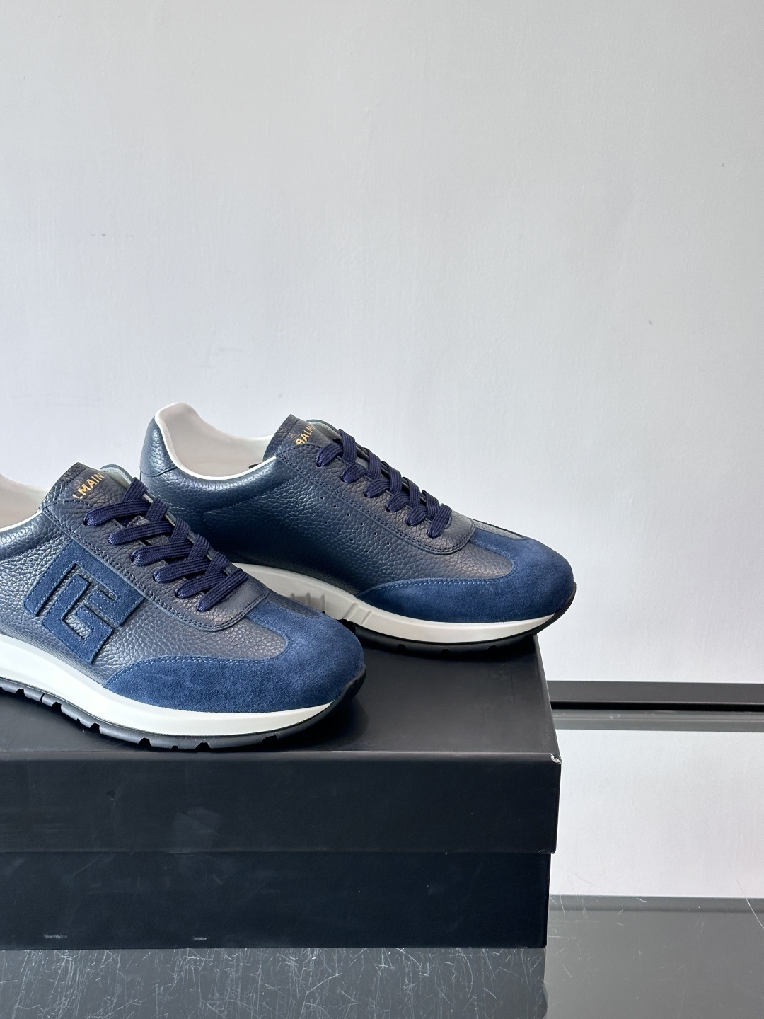 BALMAIN巴尔曼新款男士运动鞋，采用优质牛皮+麂皮拼接，质感细腻又耐用。侧面品牌标志超有辨识度，厚底