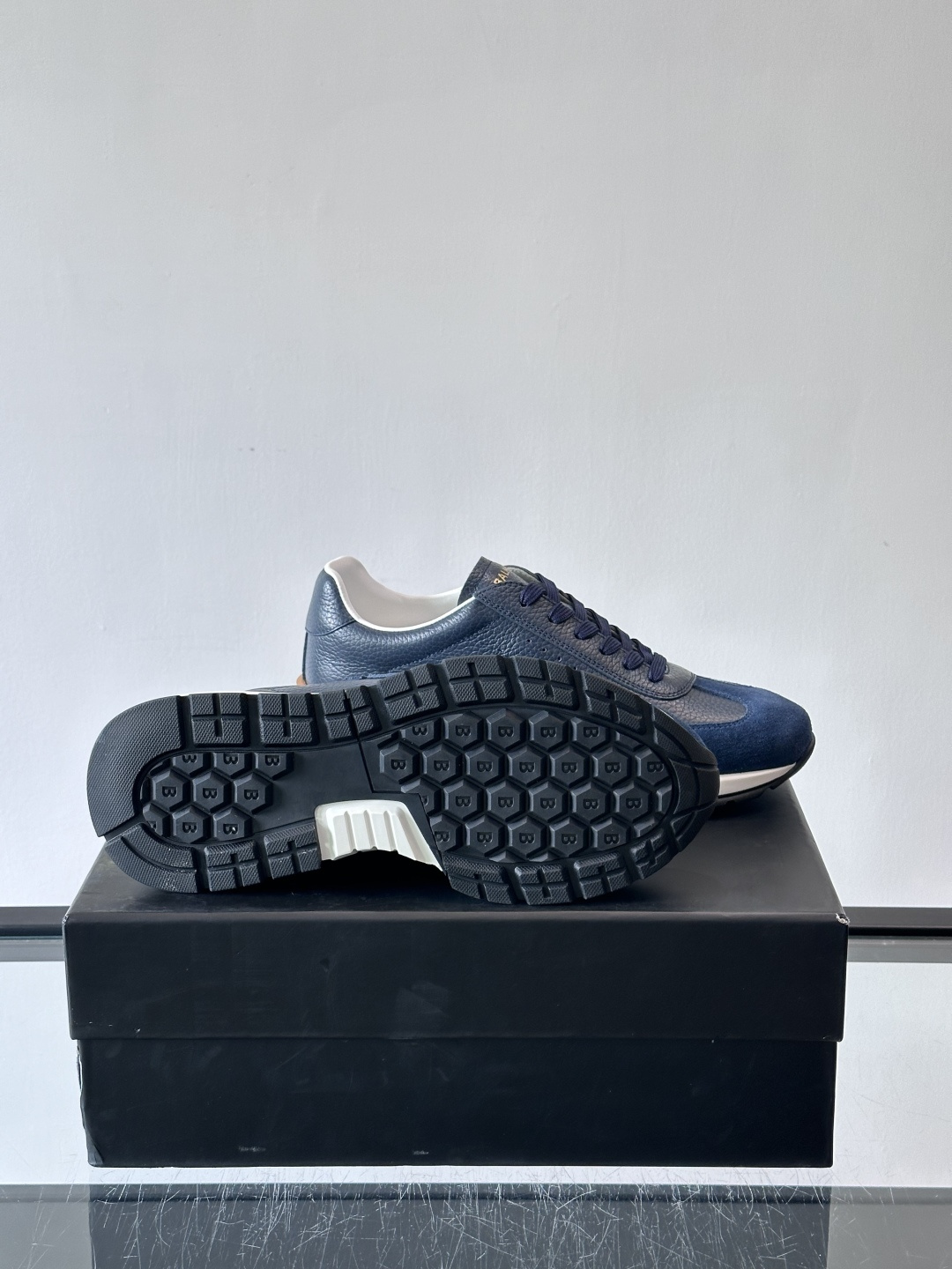 BALMAIN巴尔曼新款男士运动鞋，采用优质牛皮+麂皮拼接，质感细腻又耐用。侧面品牌标志超有辨识度，厚底