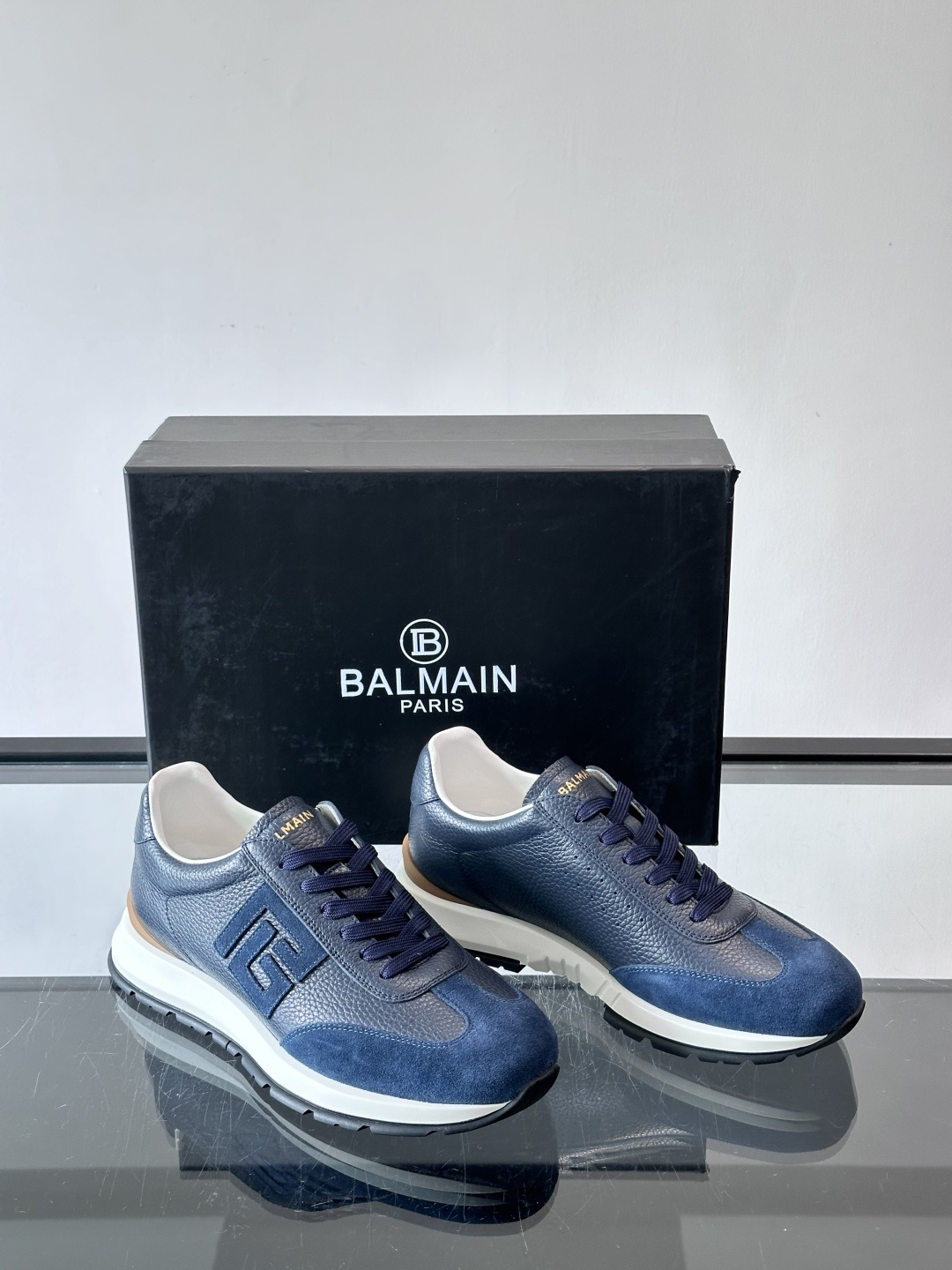 BALMAIN巴尔曼新款男士运动鞋，采用优质牛皮+麂皮拼接，质感细腻又耐用。侧面品牌标志超有辨识度，厚底