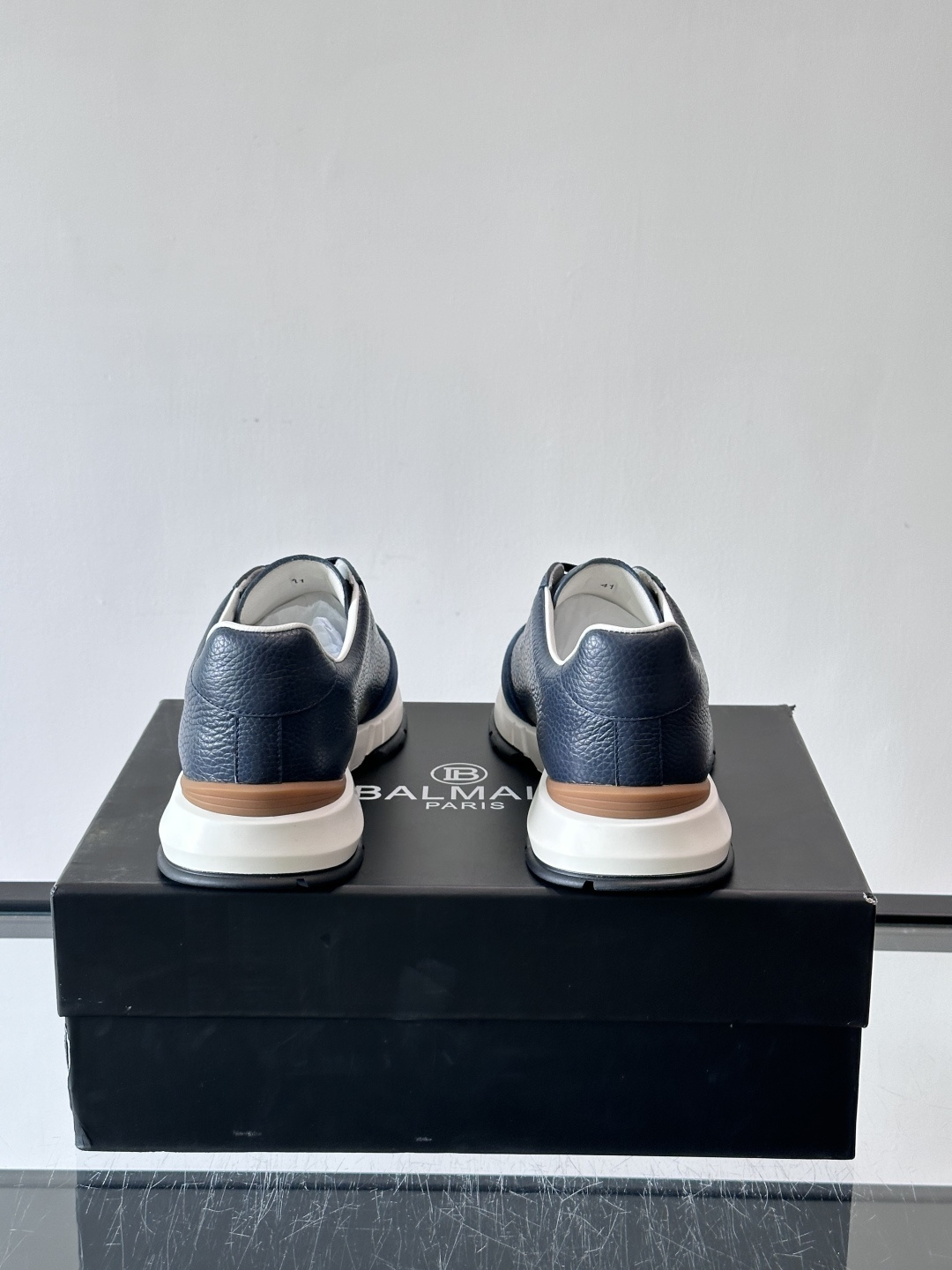 BALMAIN巴尔曼新款男士运动鞋，采用优质牛皮+麂皮拼接，质感细腻又耐用。侧面品牌标志超有辨识度，厚底