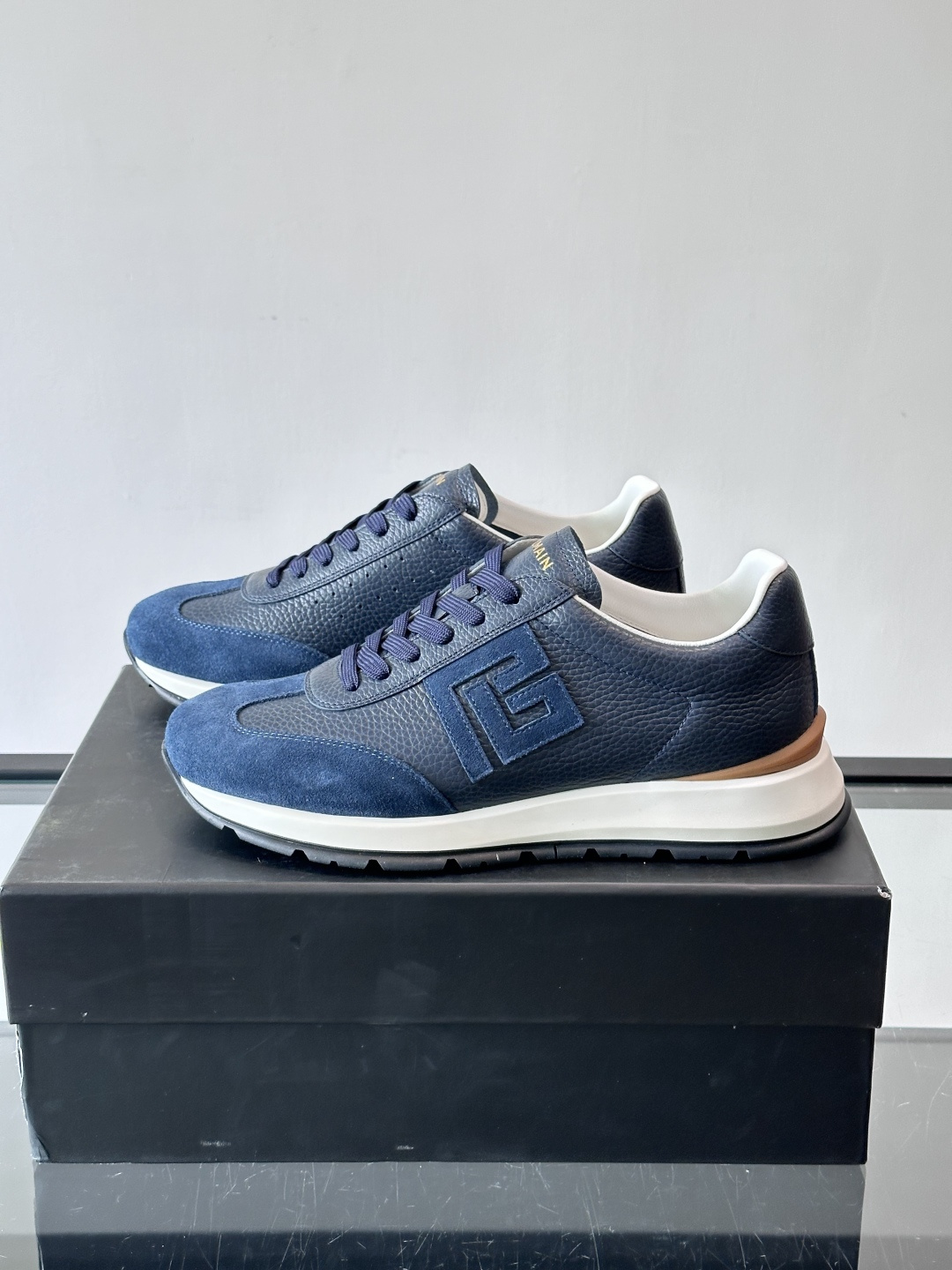 BALMAIN巴尔曼新款男士运动鞋，采用优质牛皮+麂皮拼接，质感细腻又耐用。侧面品牌标志超有辨识度，厚底