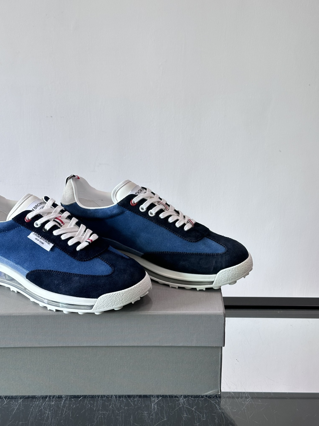 Thom Browne男士气垫休闲鞋，麂皮+牛皮拼接，质感细腻又透气。标志性红白蓝鞋带，辨识度超高。透明