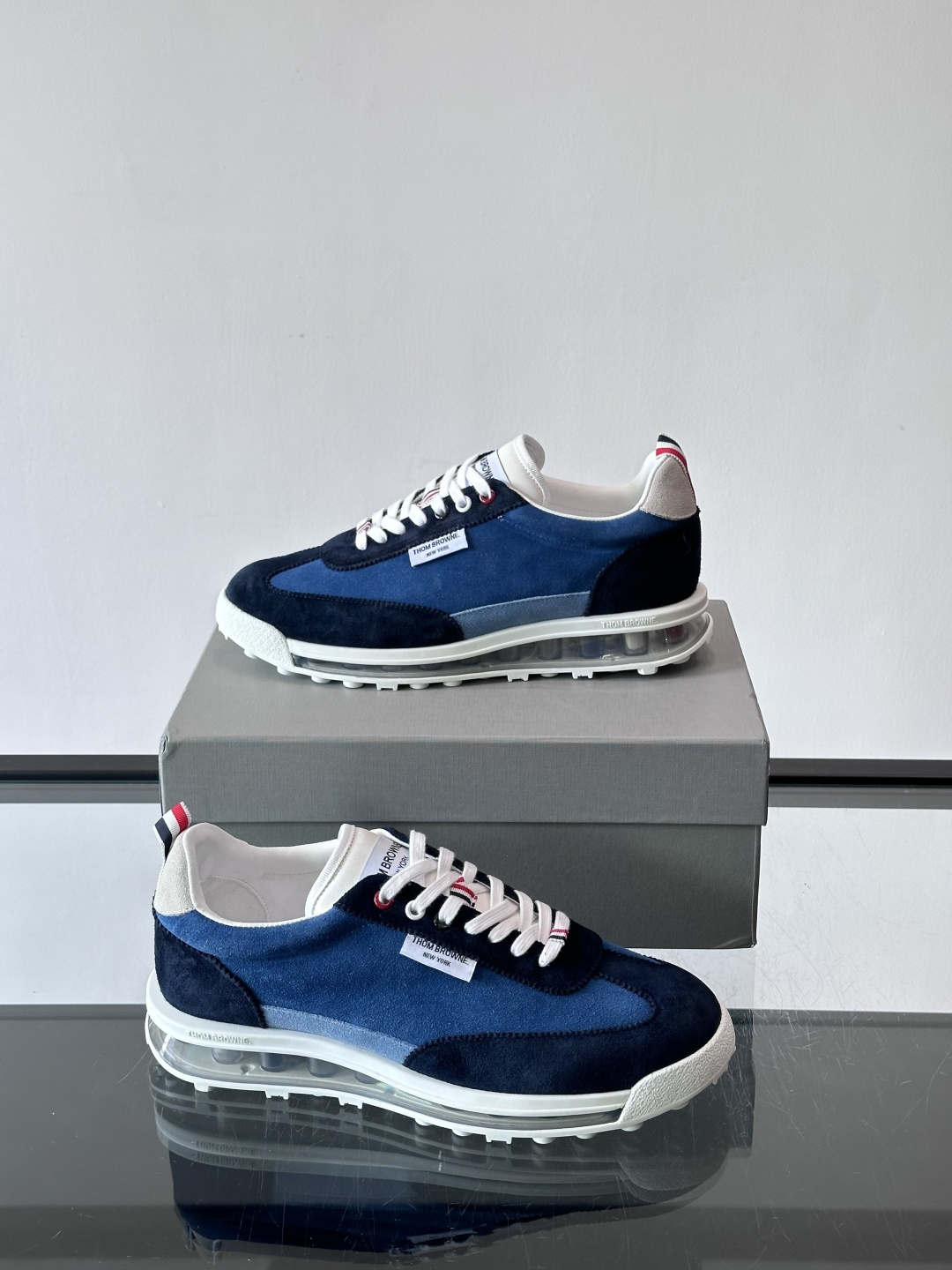 Thom Browne男士气垫休闲鞋，麂皮+牛皮拼接，质感细腻又透气。标志性红白蓝鞋带，辨识度超高。透明