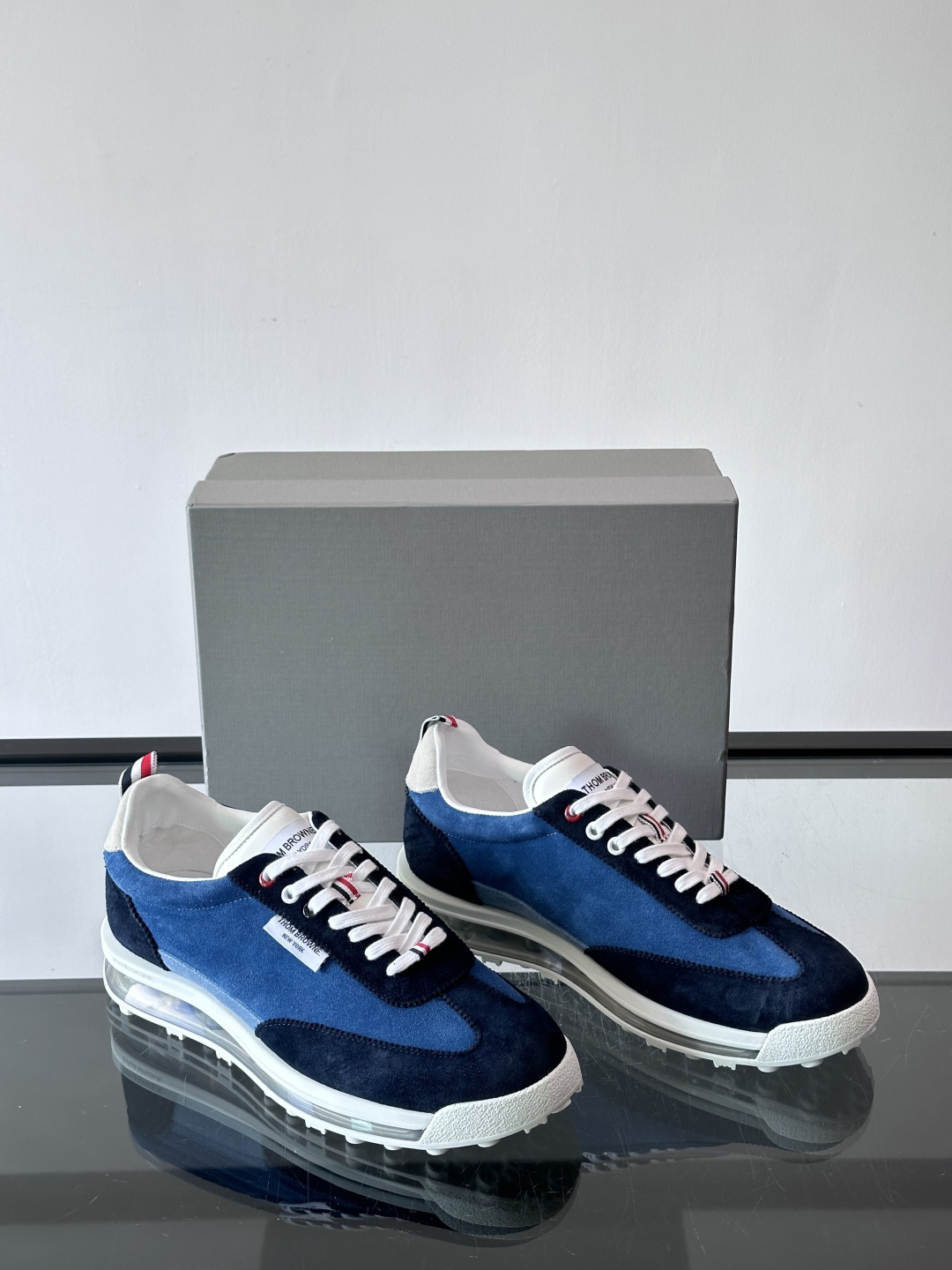 Thom Browne男士气垫休闲鞋，麂皮+牛皮拼接，质感细腻又透气。标志性红白蓝鞋带，辨识度超高。透明