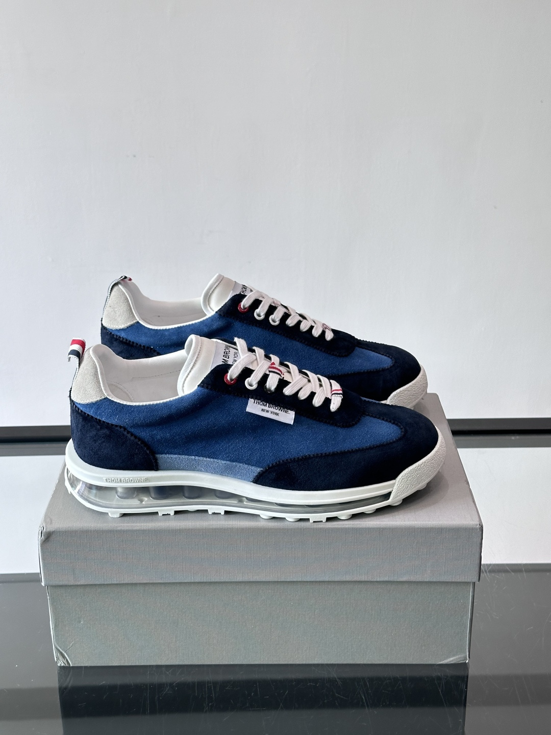Thom Browne男士气垫休闲鞋，麂皮+牛皮拼接，质感细腻又透气。标志性红白蓝鞋带，辨识度超高。透明