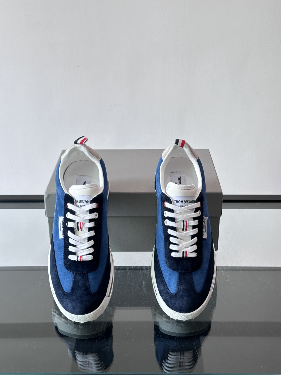 Thom Browne男士气垫休闲鞋，麂皮+牛皮拼接，质感细腻又透气。标志性红白蓝鞋带，辨识度超高。透明