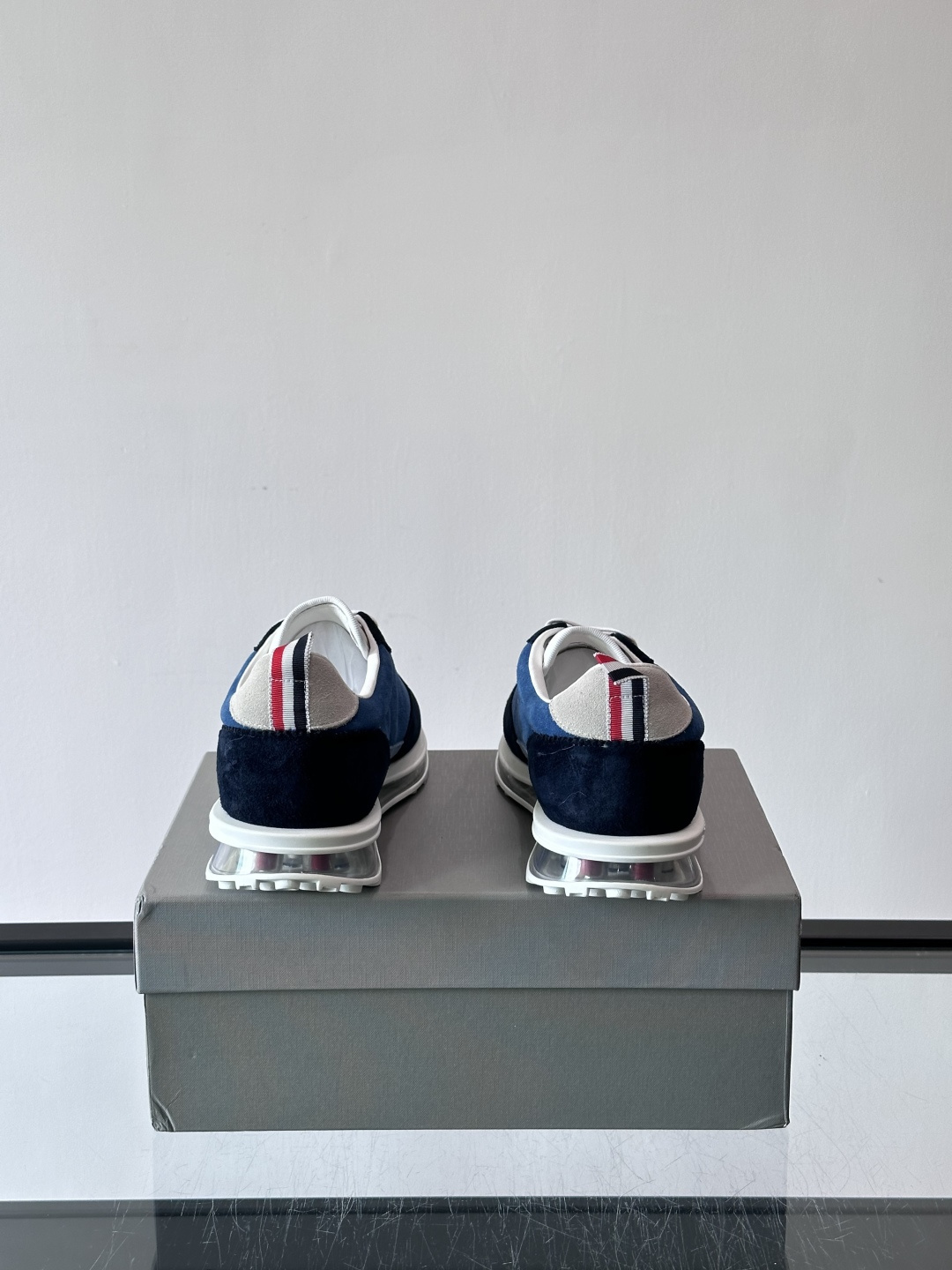 Thom Browne男士气垫休闲鞋，麂皮+牛皮拼接，质感细腻又透气。标志性红白蓝鞋带，辨识度超高。透明
