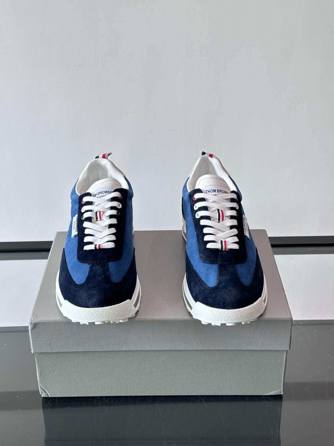 Thom Browne男士气垫休闲鞋，麂皮+牛皮拼接，质感细腻又透气。标志性红白蓝鞋带，辨识度超高。透明
