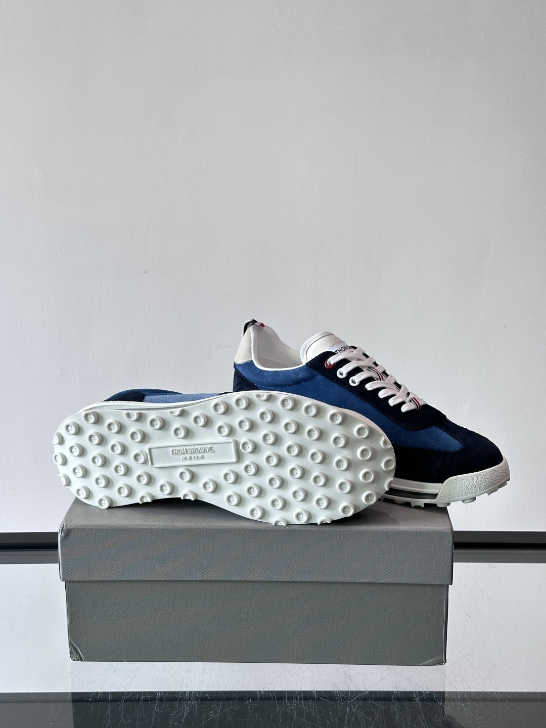 Thom Browne男士气垫休闲鞋，麂皮+牛皮拼接，质感细腻又透气。标志性红白蓝鞋带，辨识度超高。透明
