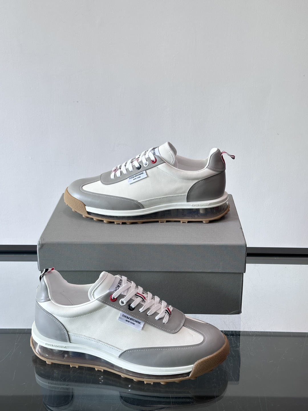 Thom Browne男士气垫休闲鞋，麂皮+牛皮拼接，质感细腻又透气。标志性红白蓝鞋带，辨识度超高。透明