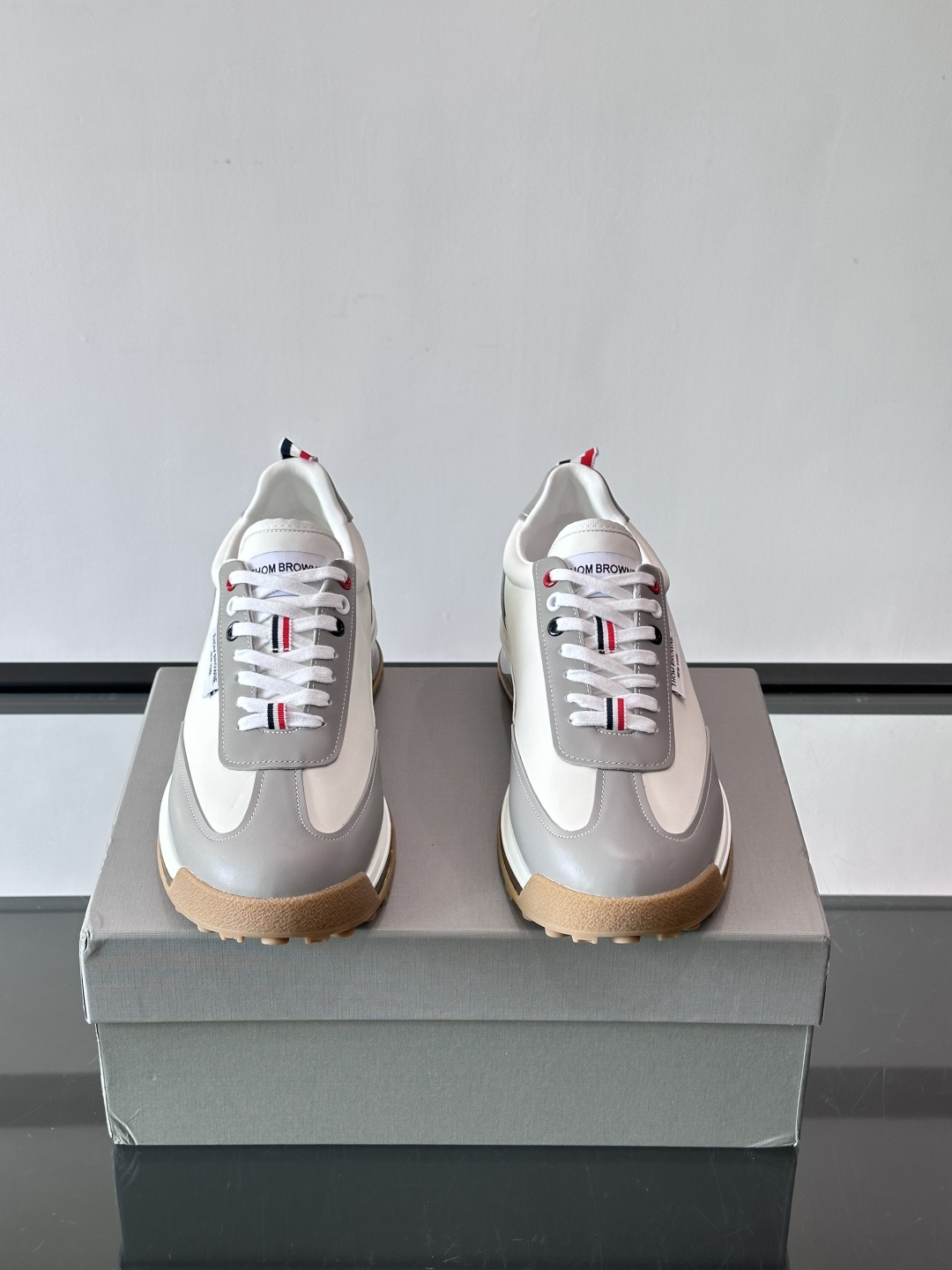 Thom Browne男士气垫休闲鞋，麂皮+牛皮拼接，质感细腻又透气。标志性红白蓝鞋带，辨识度超高。透明
