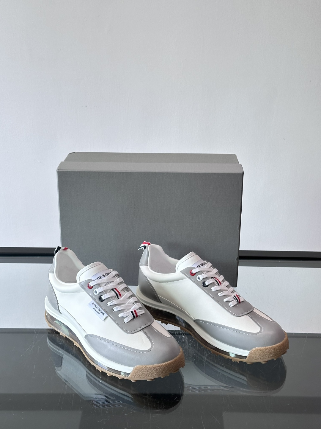 Thom Browne男士气垫休闲鞋，麂皮+牛皮拼接，质感细腻又透气。标志性红白蓝鞋带，辨识度超高。透明