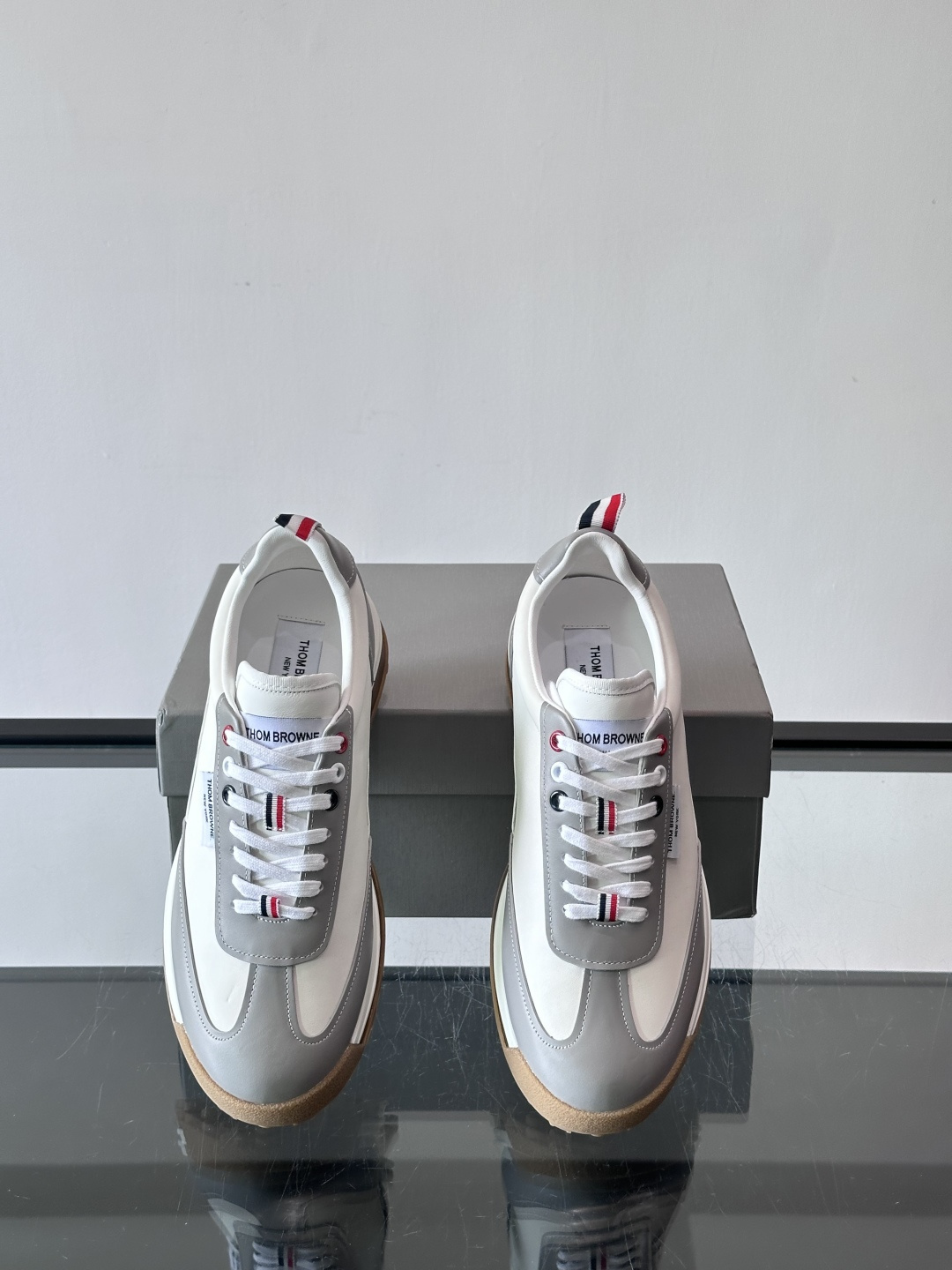 Thom Browne男士气垫休闲鞋，麂皮+牛皮拼接，质感细腻又透气。标志性红白蓝鞋带，辨识度超高。透明