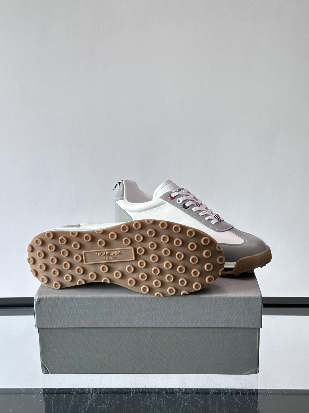 Thom Browne男士气垫休闲鞋，麂皮+牛皮拼接，质感细腻又透气。标志性红白蓝鞋带，辨识度超高。透明