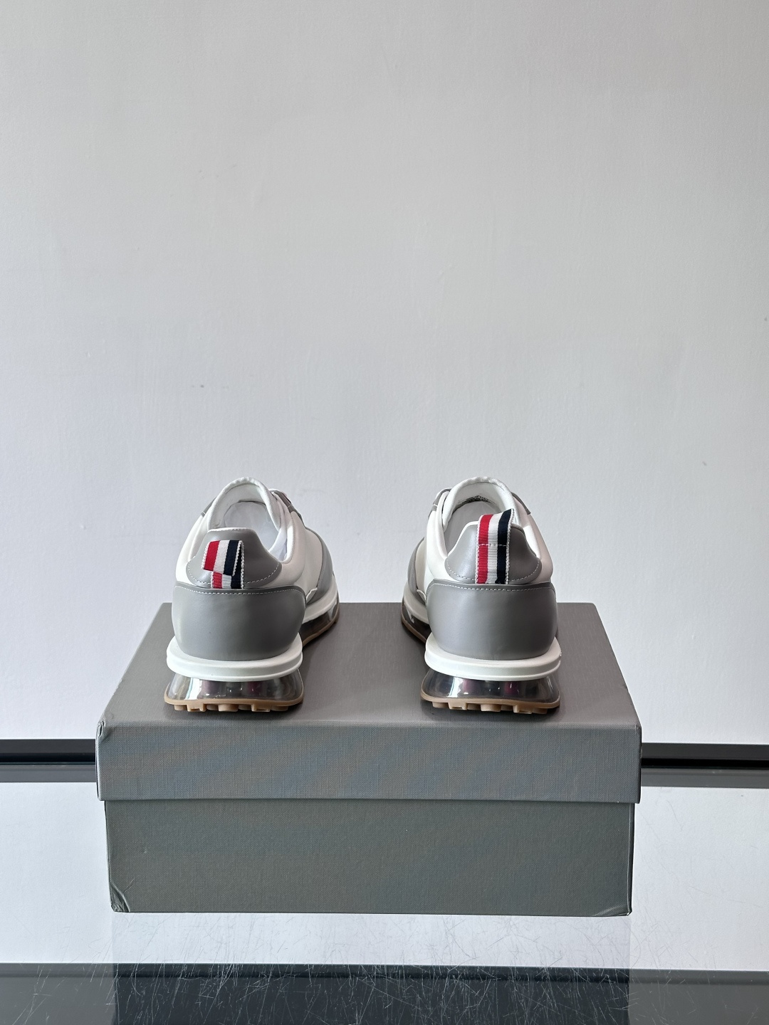 Thom Browne男士气垫休闲鞋，麂皮+牛皮拼接，质感细腻又透气。标志性红白蓝鞋带，辨识度超高。透明