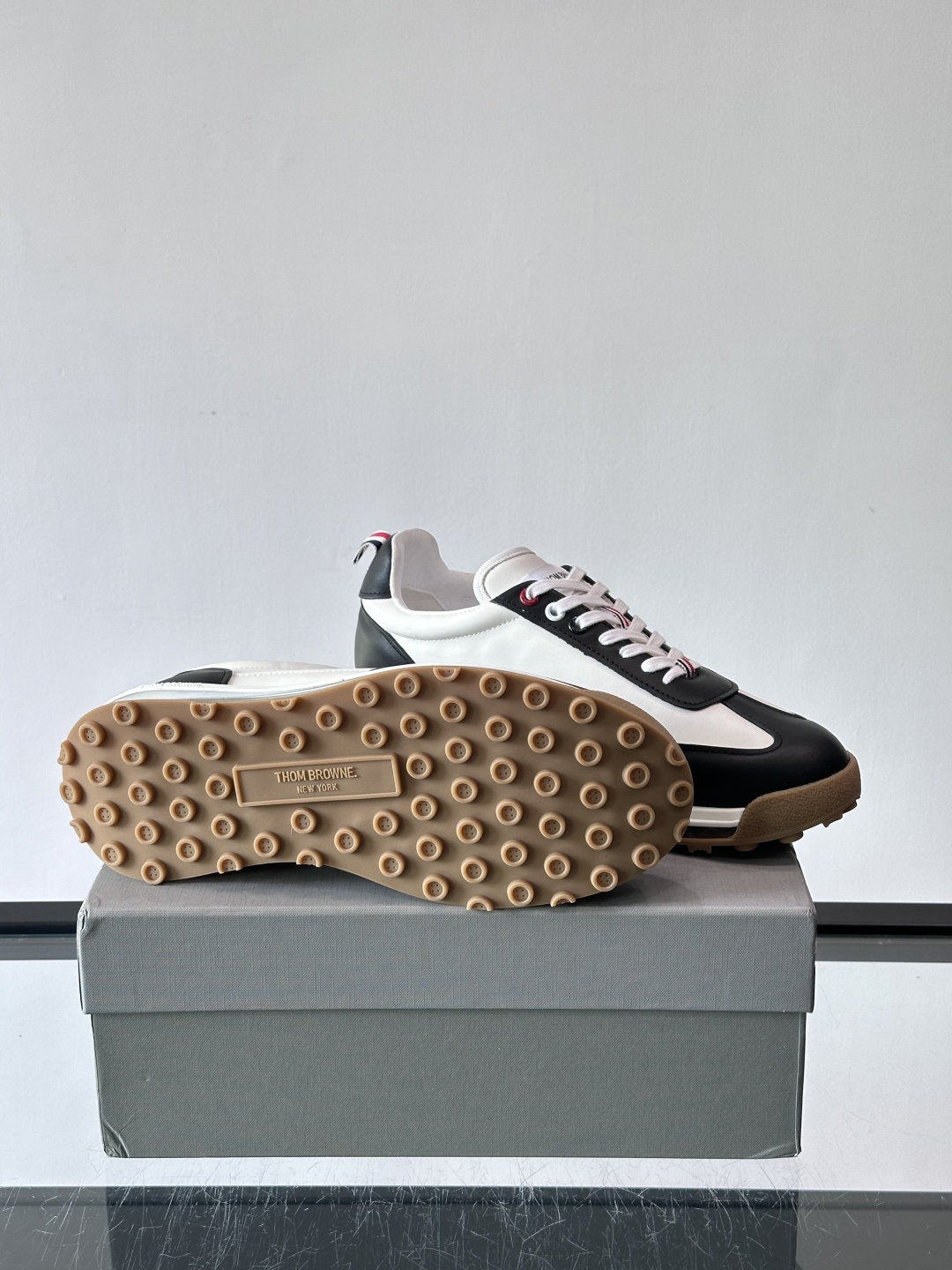 Thom Browne男士气垫休闲鞋，麂皮+牛皮拼接，质感细腻又透气。标志性红白蓝鞋带，辨识度超高。透明